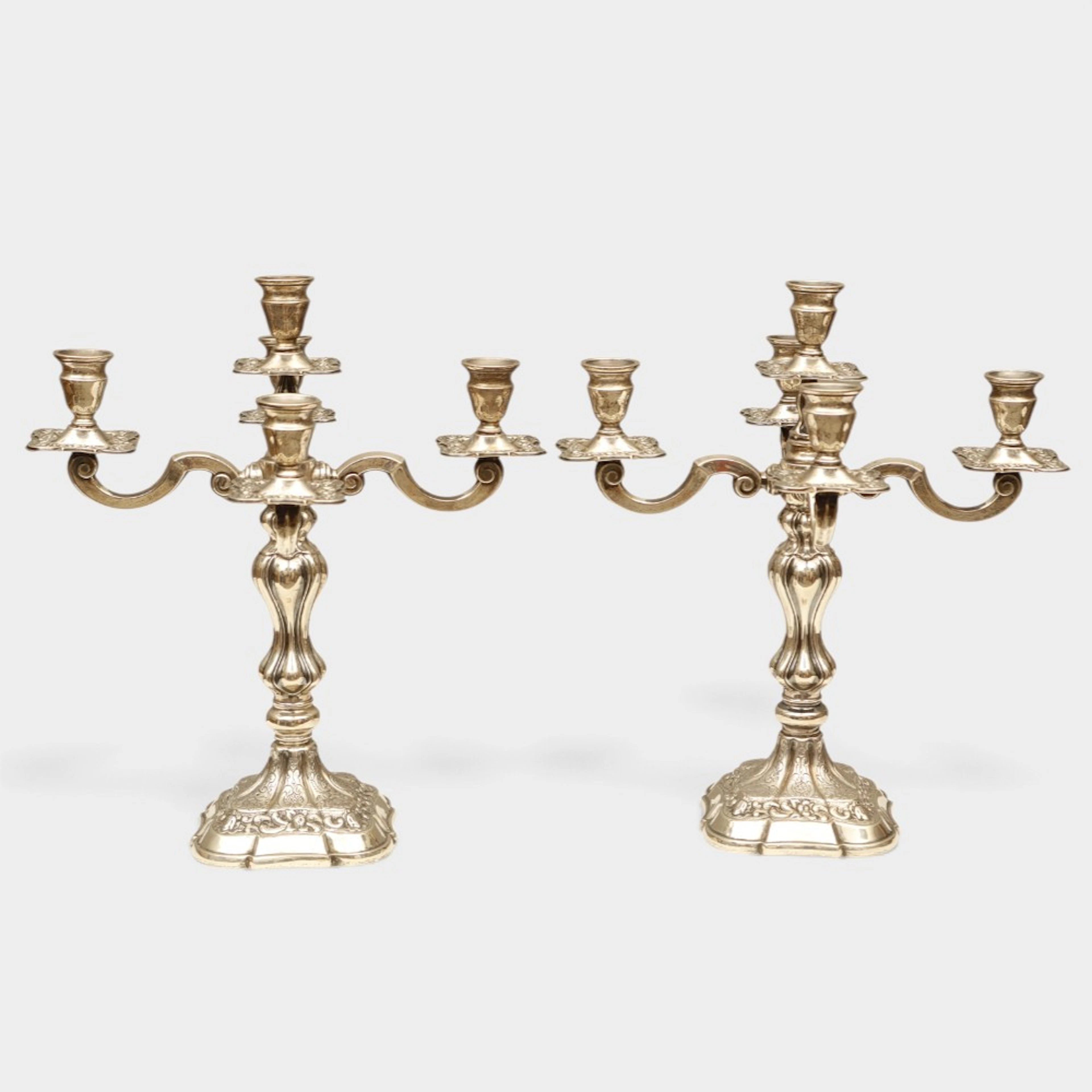 Pareja de candelabros de cinco luces en plata española punzonada.