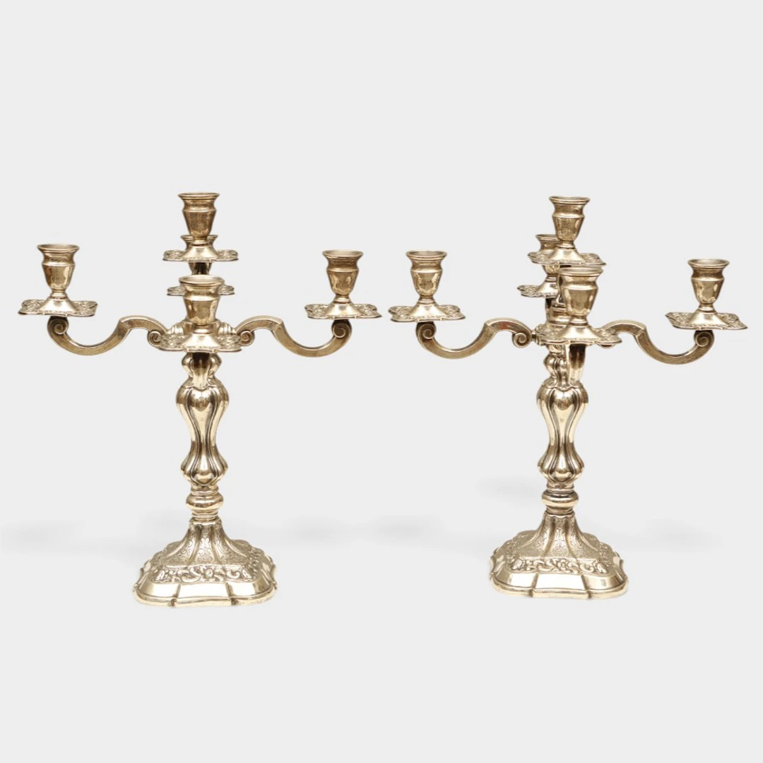 Pareja de candelabros de cinco luces en plata española punzonada.