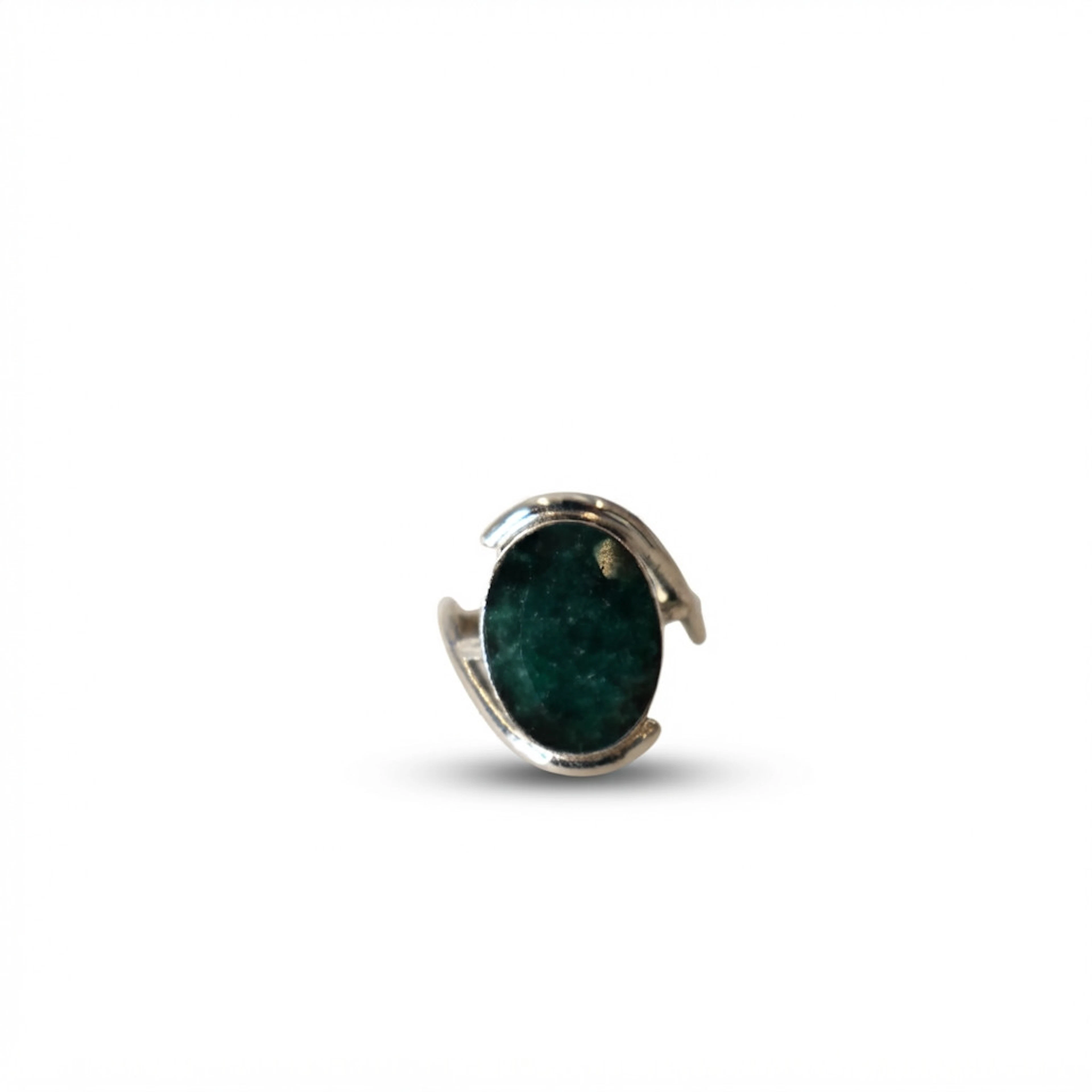 Anillo en plata y raíz de esmeralda.