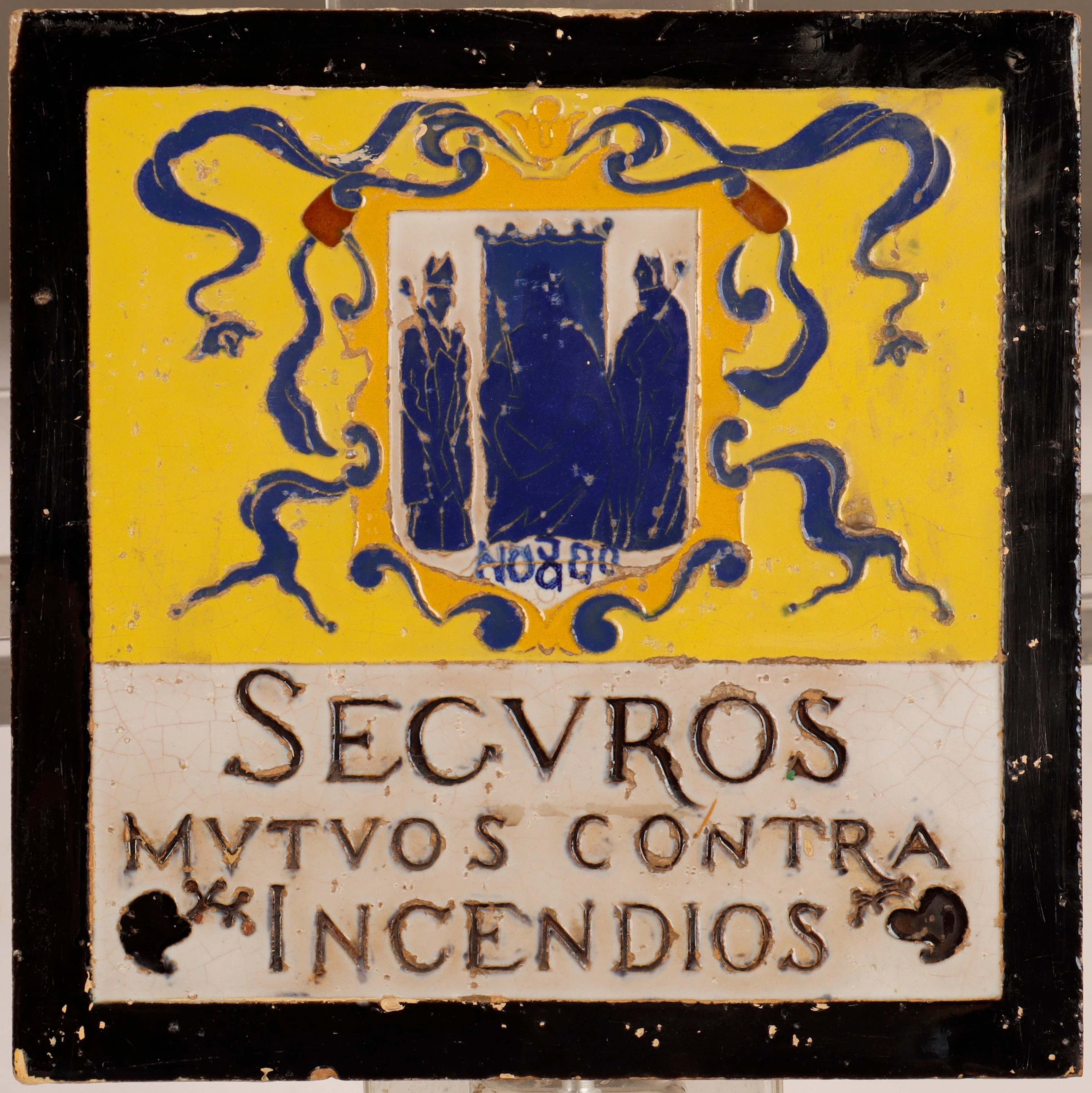 Azulejo de arista sevillano de Seguros Mutuos contra Incendios, del siglo XX.