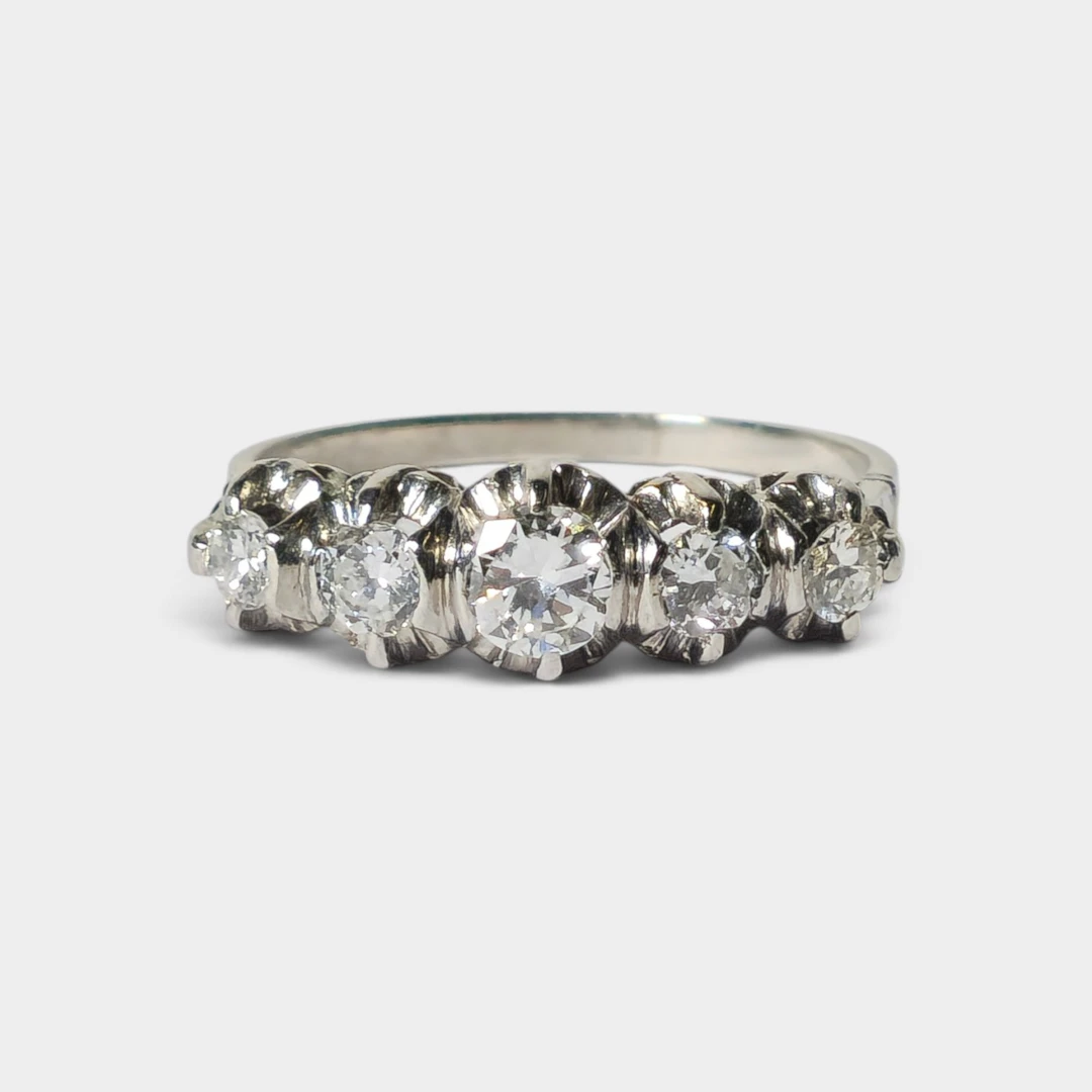 Sortija cinquillo en platino y diamantes.