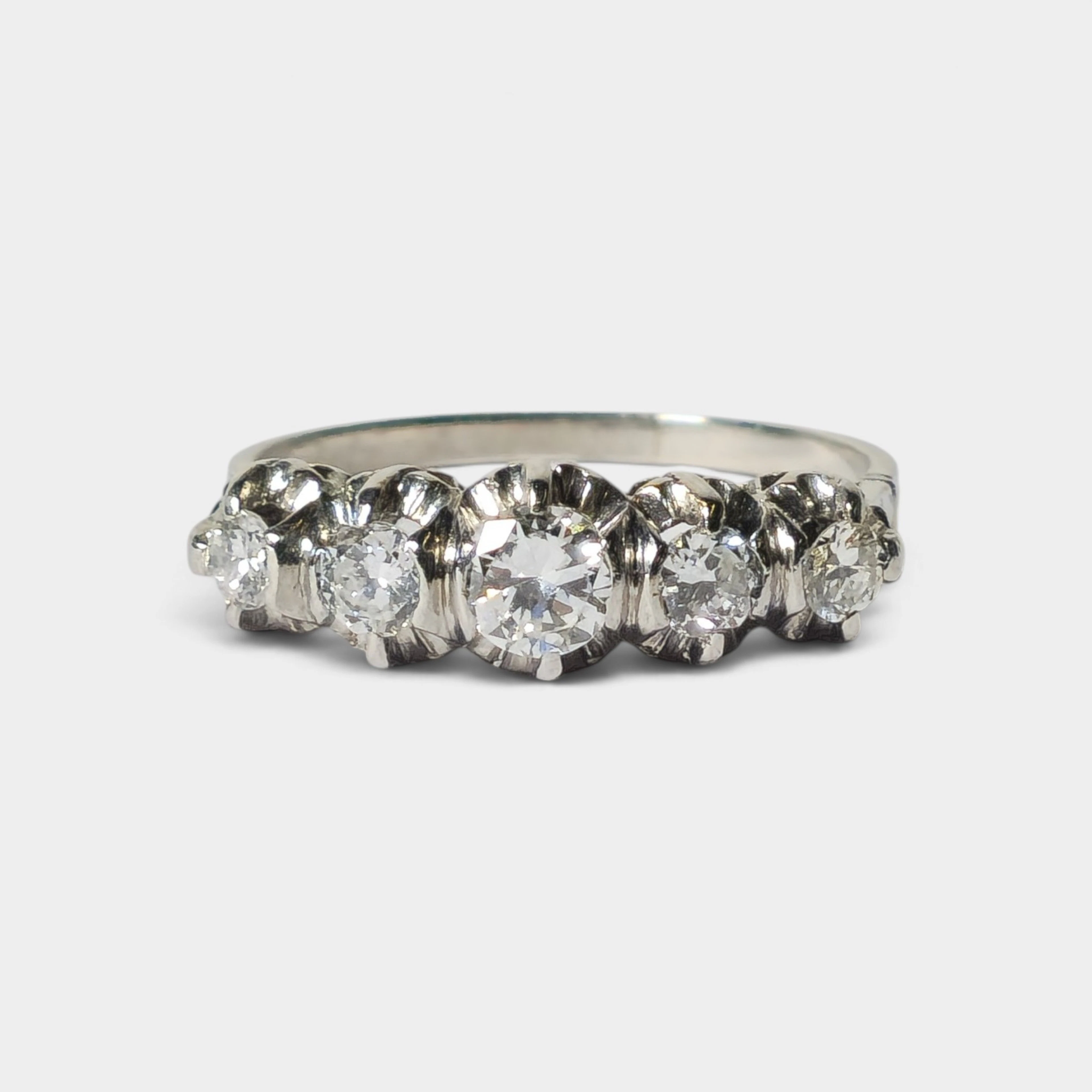 Sortija cinquillo en platino y diamantes.