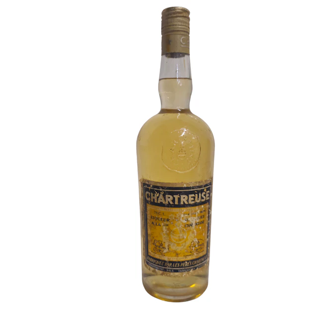 Botella de Chartreuse amarillo.