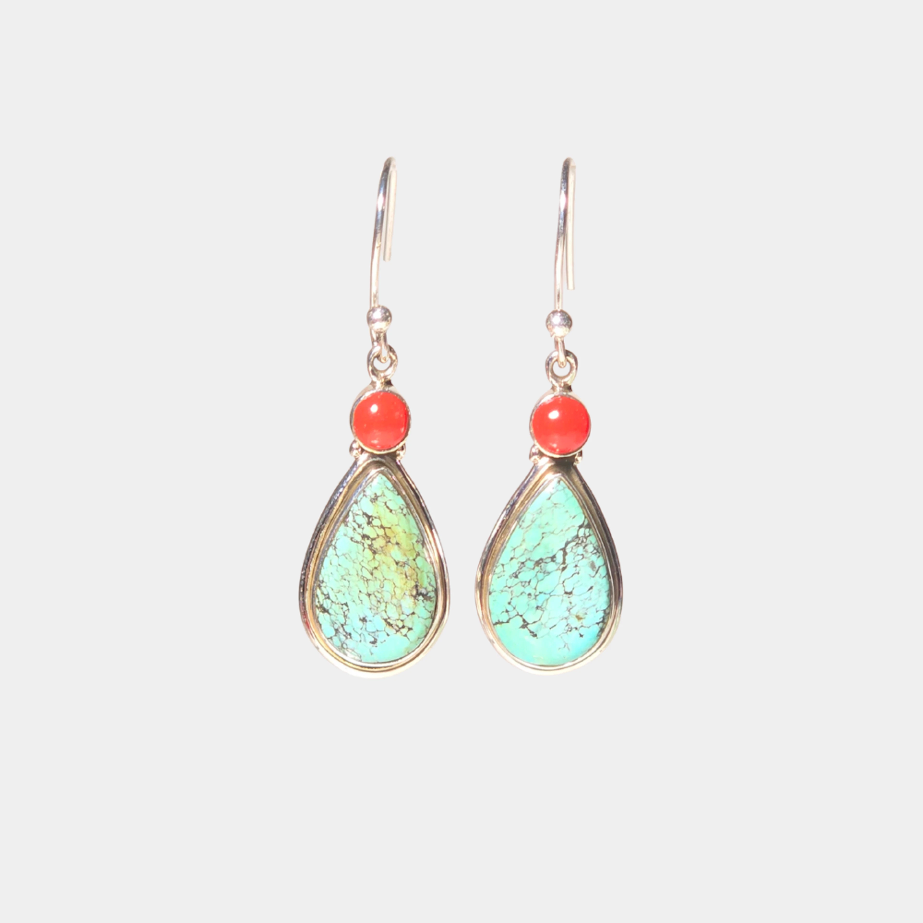 PENDIENTES LARGOS EN PLATA, TURQUESA Y CORAL.