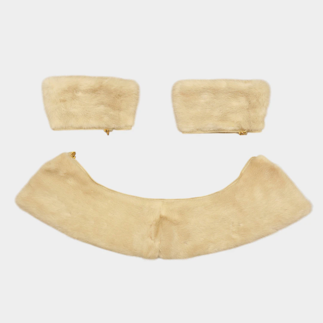 Cuello y puños de visón beige.