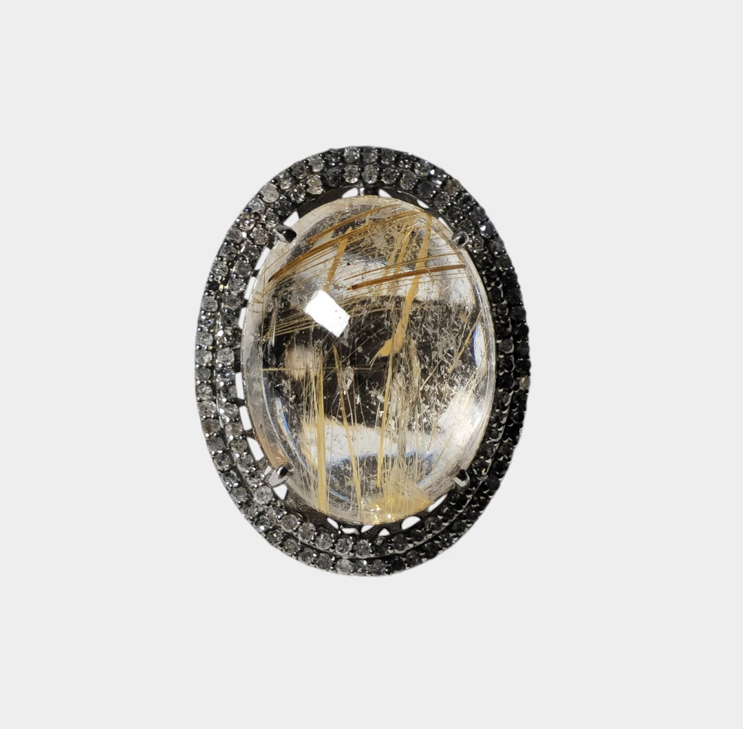 Sortija en plata con cuarzo rutilado y diamantes.