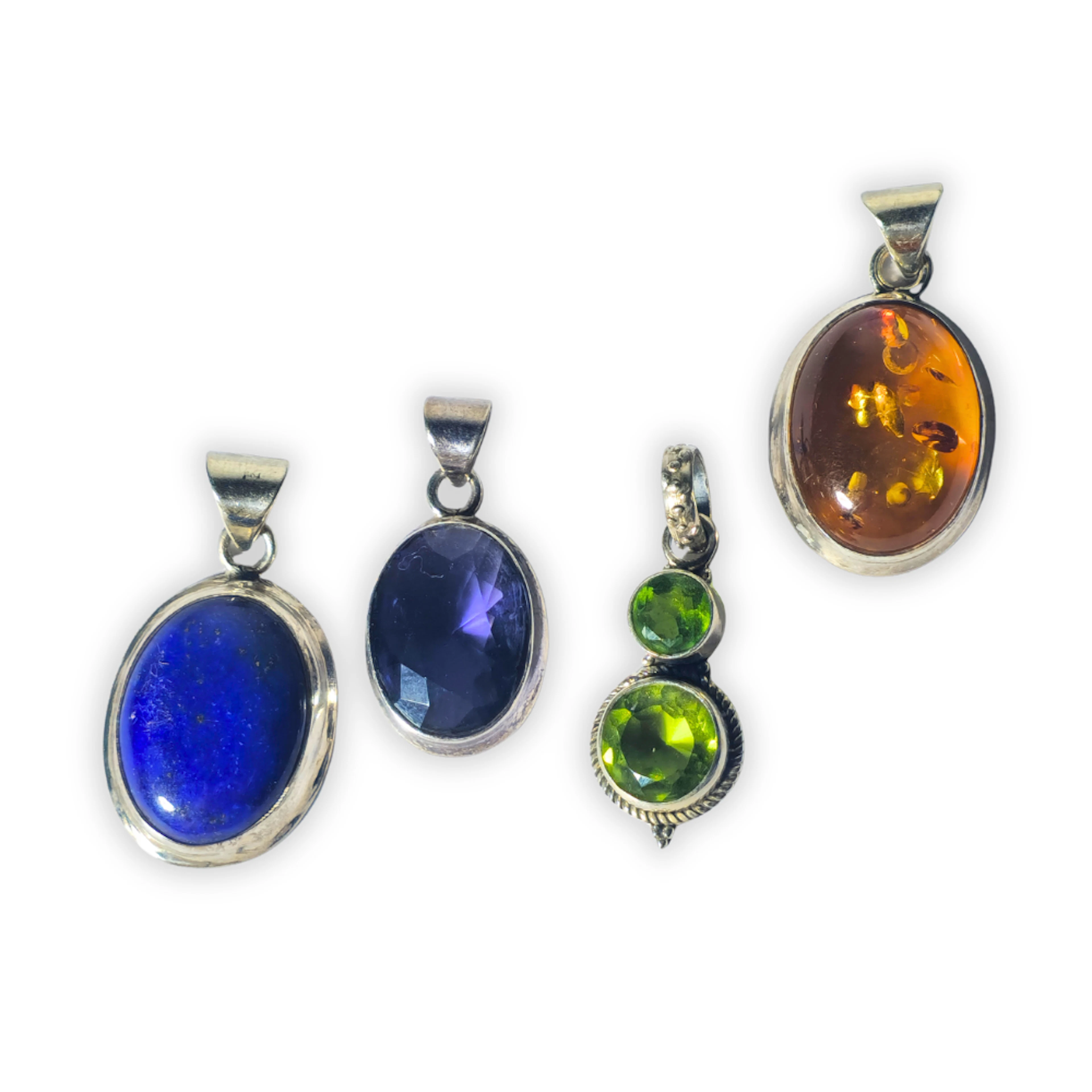 Cuatro colgantes en plata con olivina, ámbar, amatista y lapislázuli.