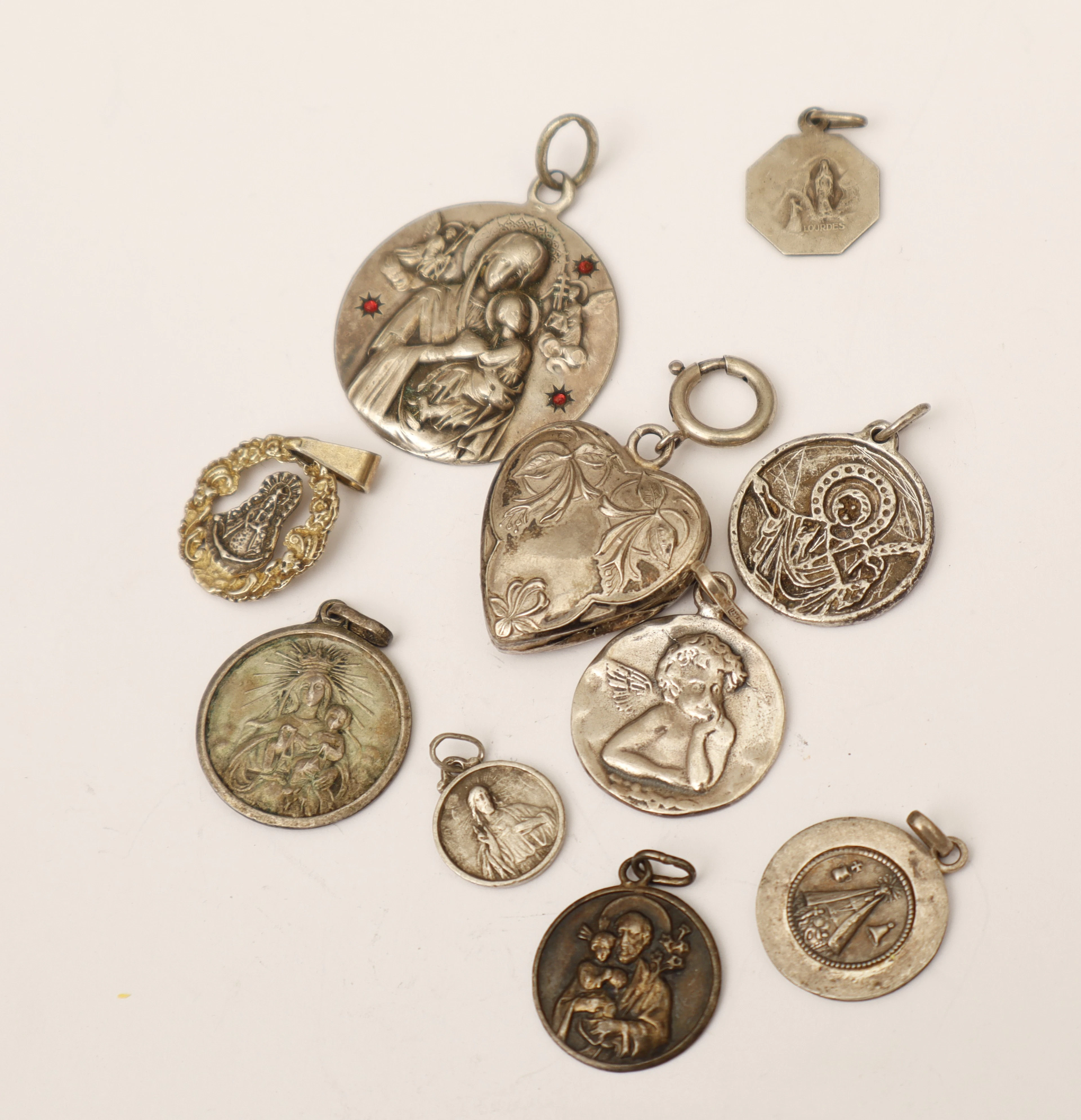 10 medallas religiosas variadas.