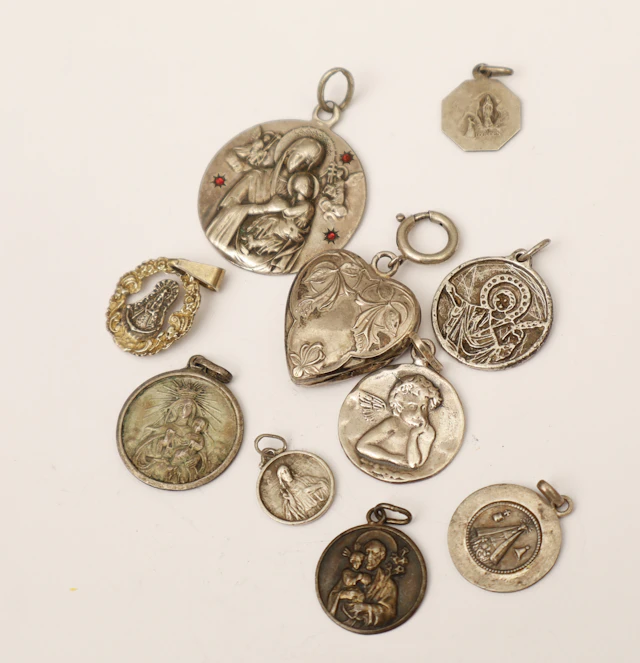 10 medallas religiosas variadas.