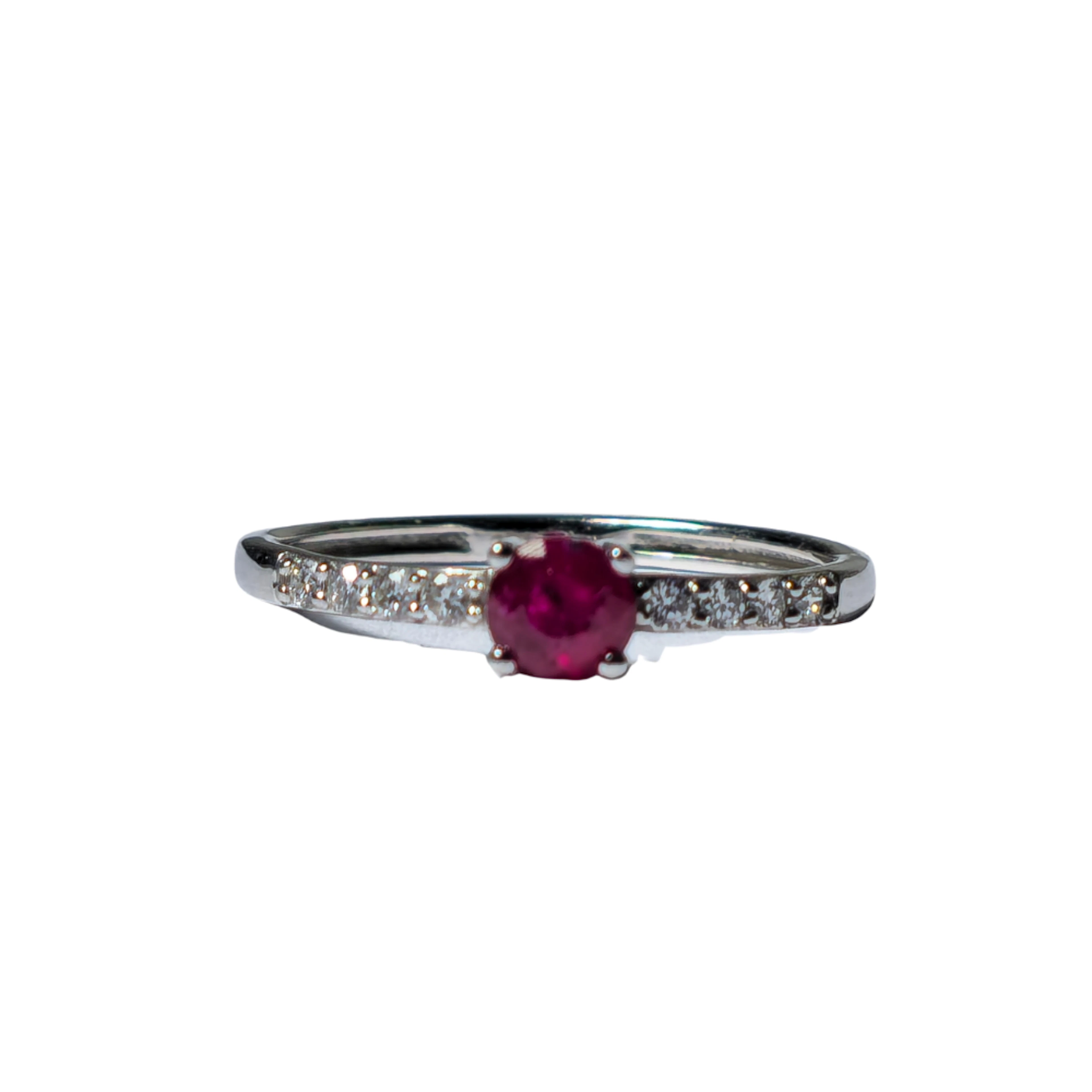 Anillo en oro blanco de 18 K, rubí y diamantes.