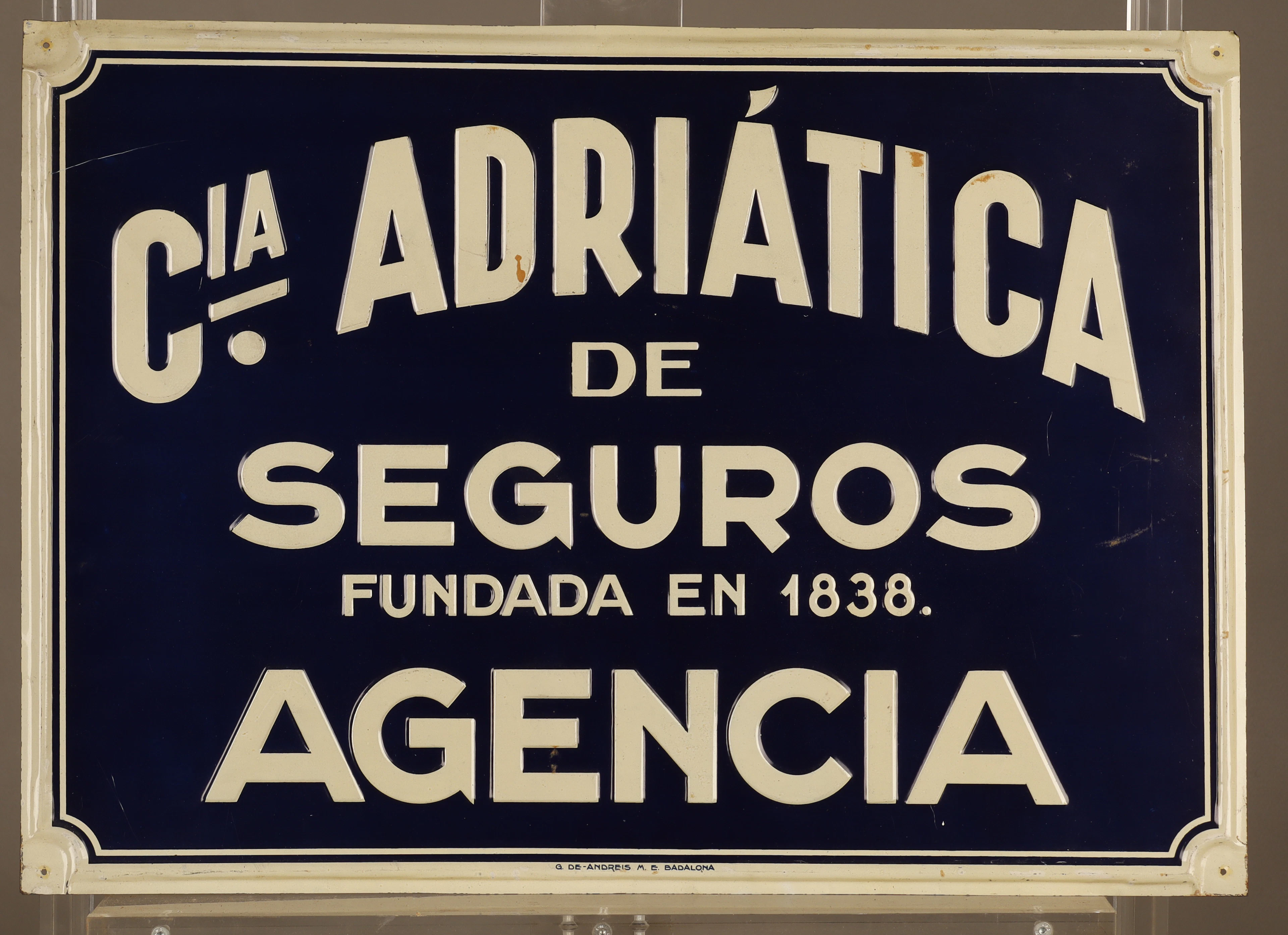 Compañía Adriática, placa publicitaria en hojalata estampada y pintada.