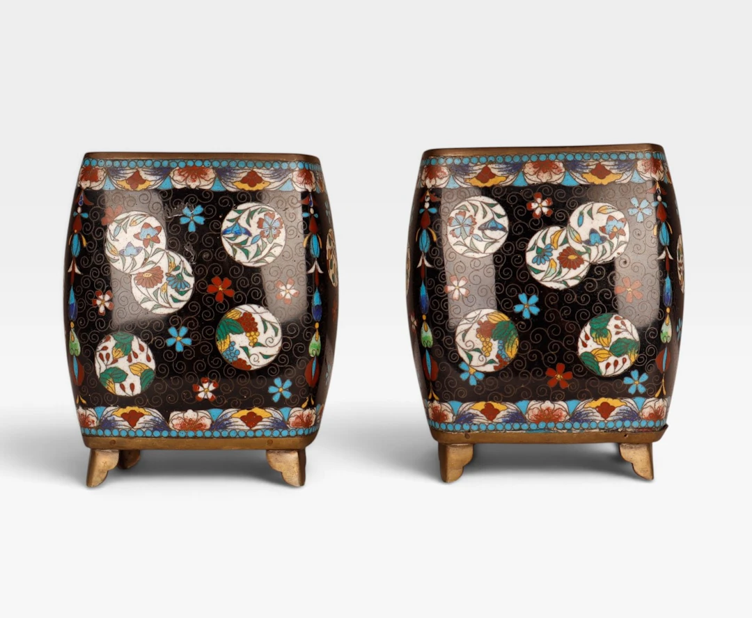 Pareja de jarrones chinos en esmalte cloisonné, de mediados del siglo XX.