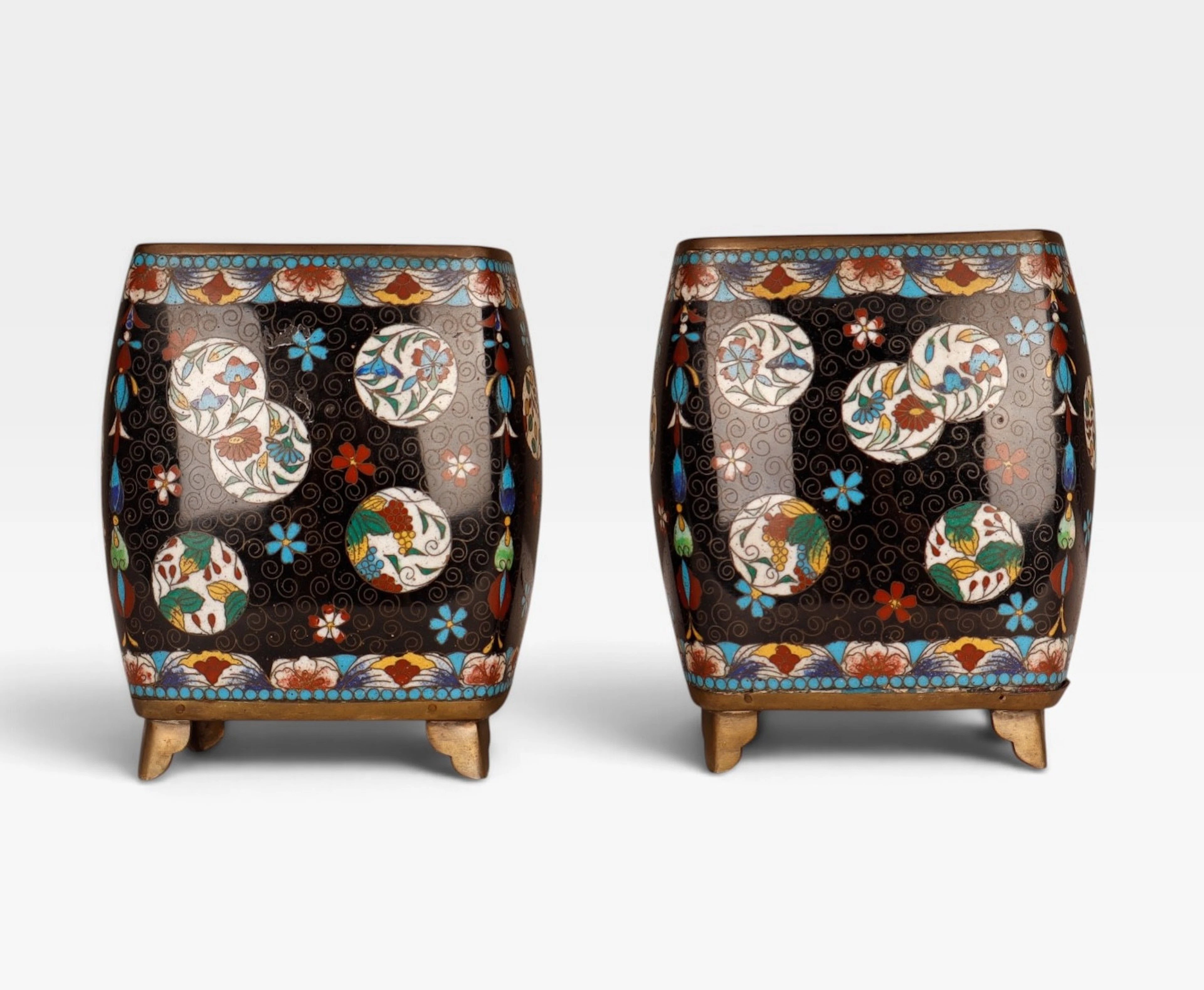Pareja de jarrones chinos en esmalte cloisonné, de mediados del siglo XX.
