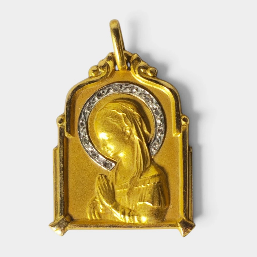 Medalla de la Virgen en oro de 18 K con corona de diamantes.
