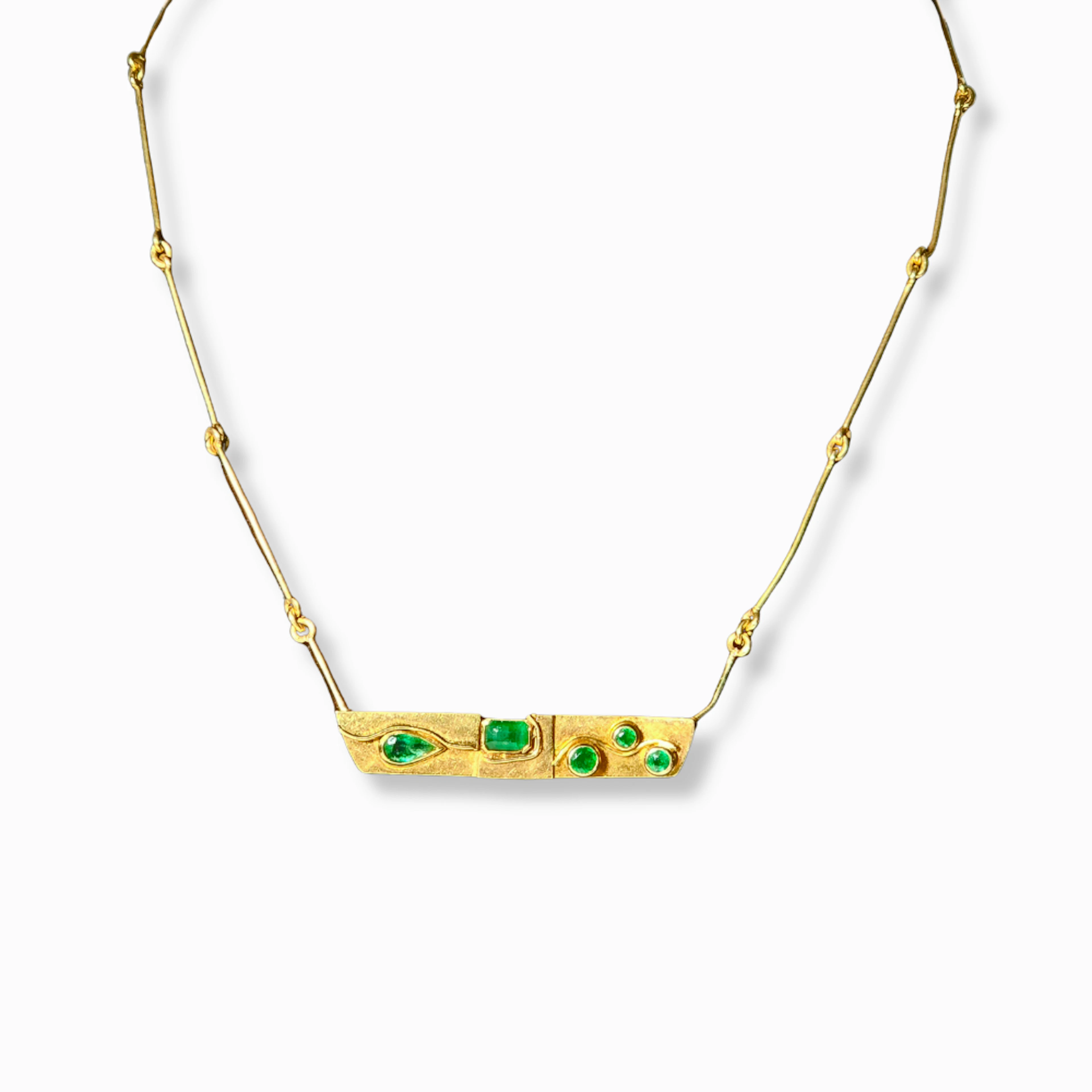 COLLAR EN ORO 18 KT ESMERALDAS. AÑOS 80.