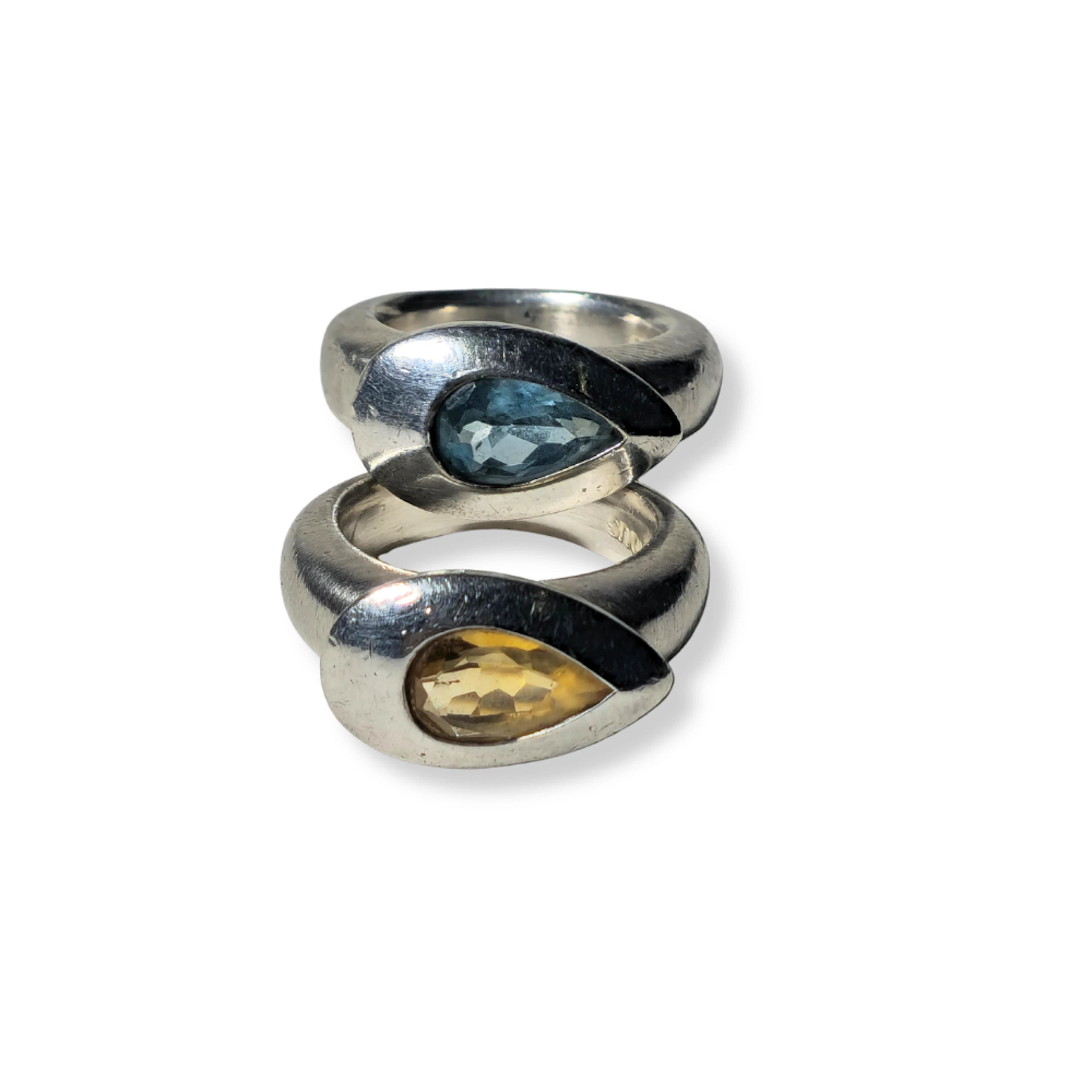 TOUS. DOS ANILLOS EN PLATA CON CITRINO Y TOPACIO AZUL.