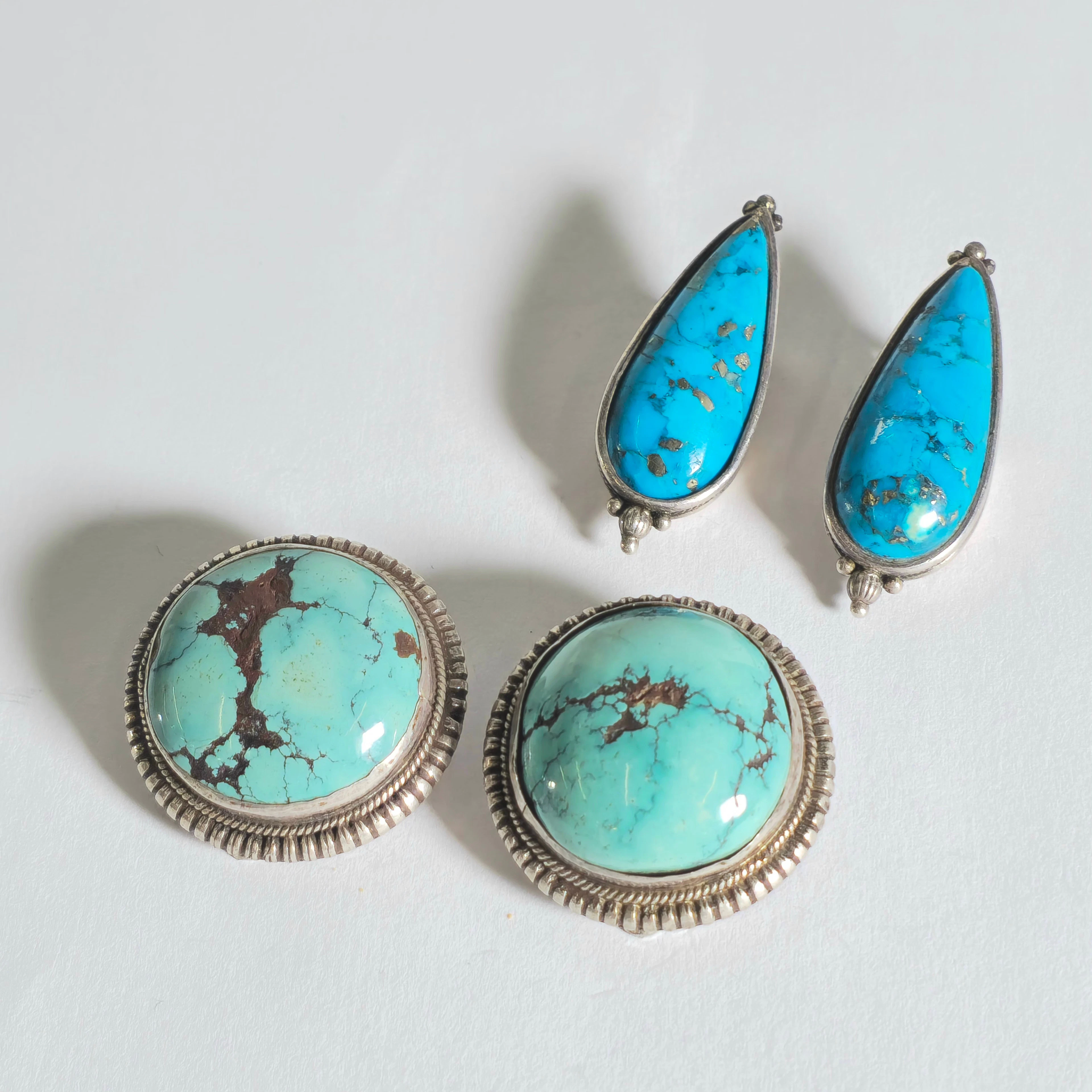 DOS PARES DE PENDIENTES EN PLATA Y TURQUESAS. AÑOS 80.
