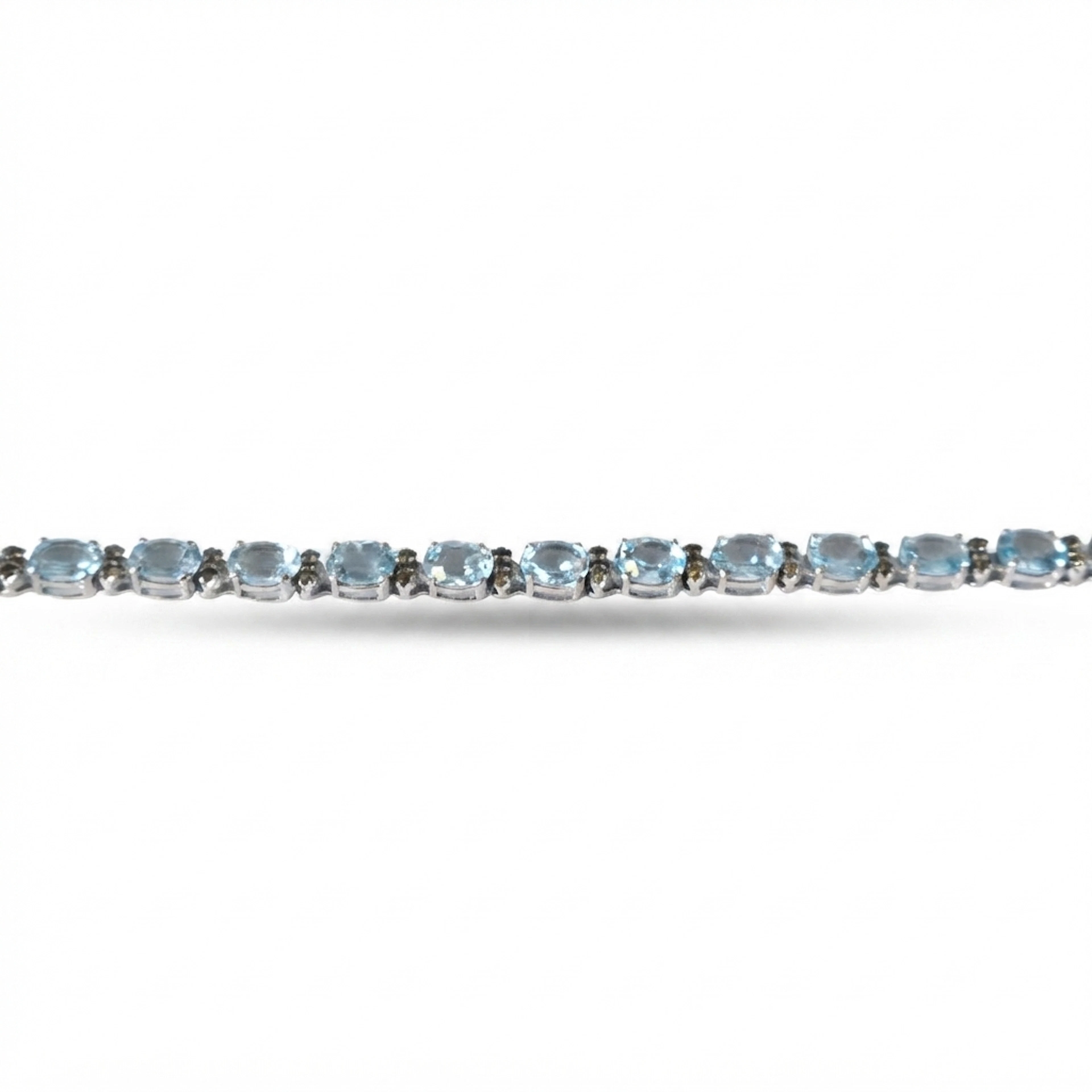 Pulsera en oro blanco 18 K, aguamarina y diamantes.