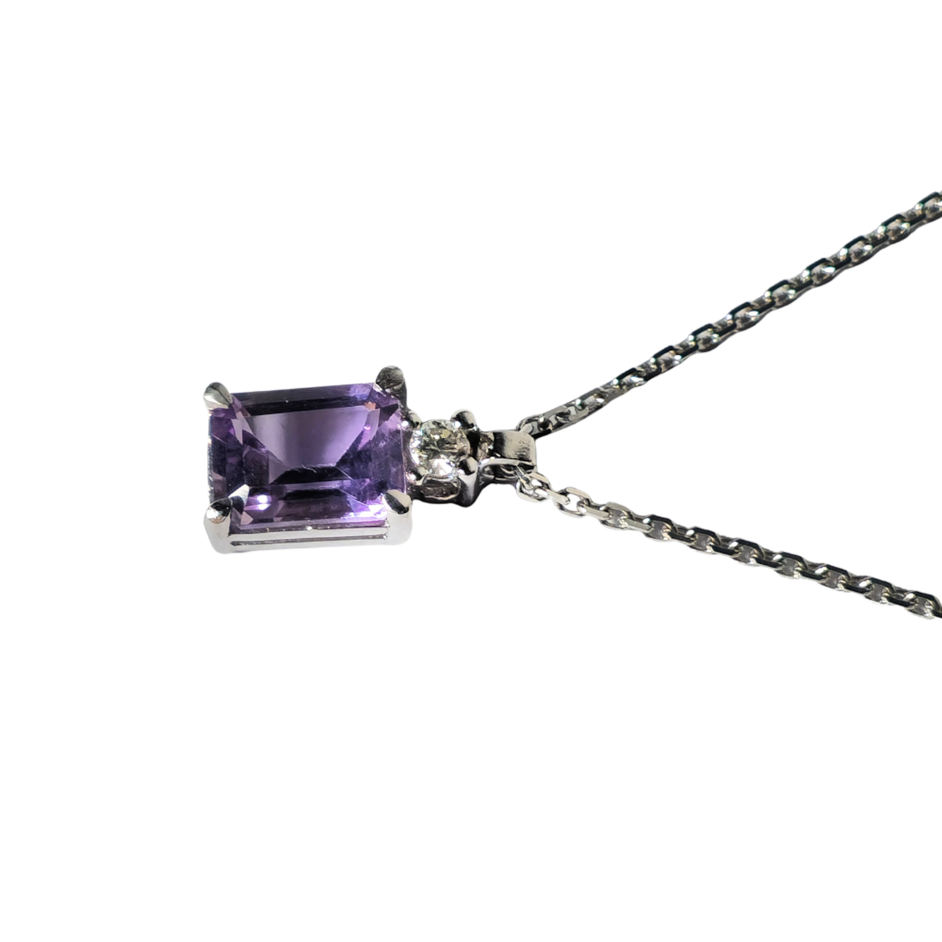 Cadena y colgante en plata con amatista y diamante.