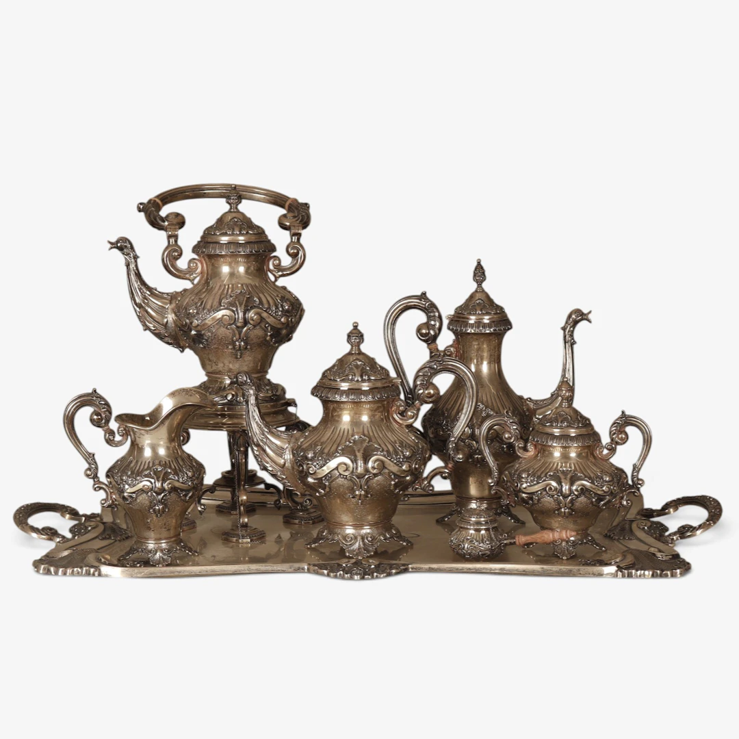 Juego de café con samovar en plata repujada. Estilo Luis XV.