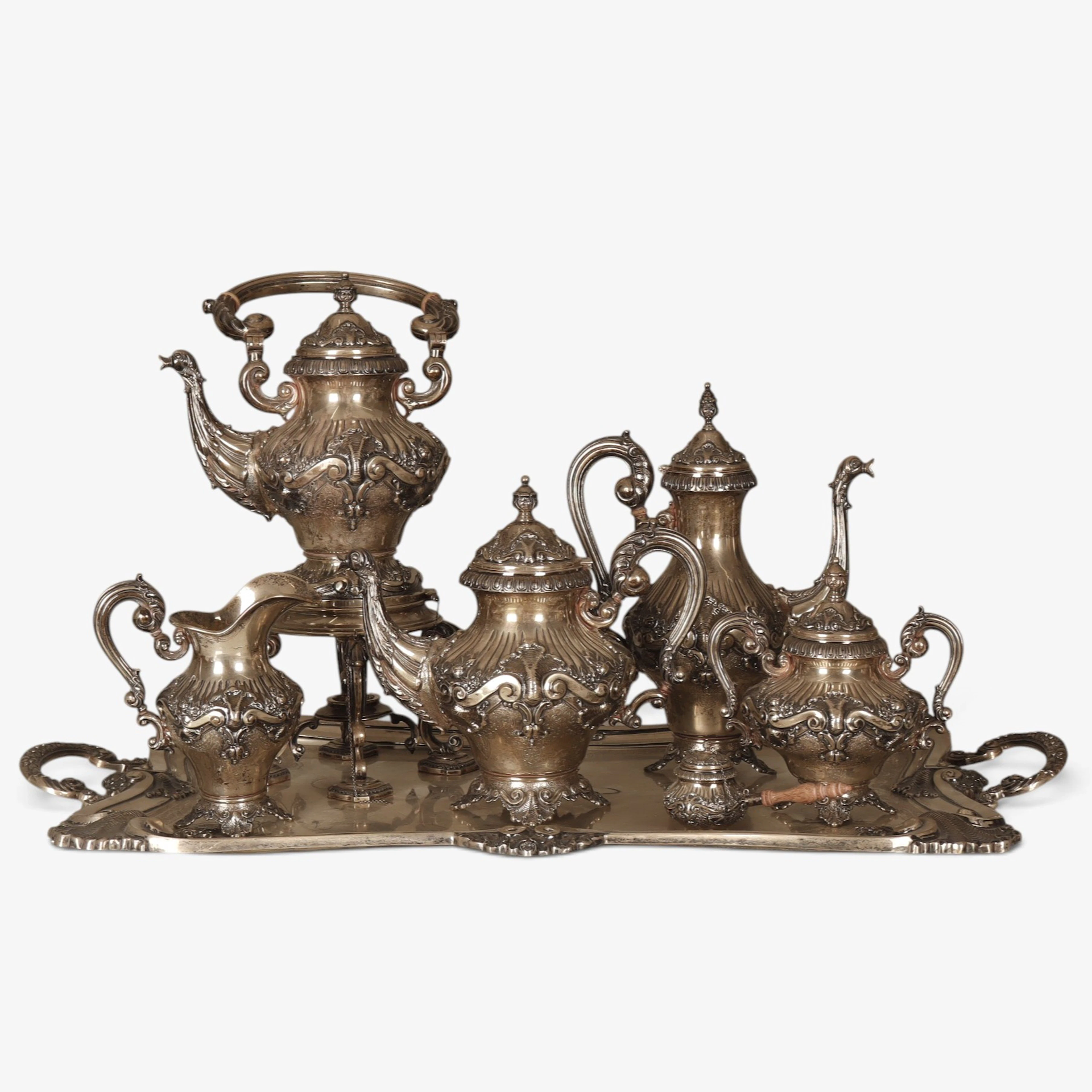Juego de café con samovar en plata repujada. Estilo Luis XV.