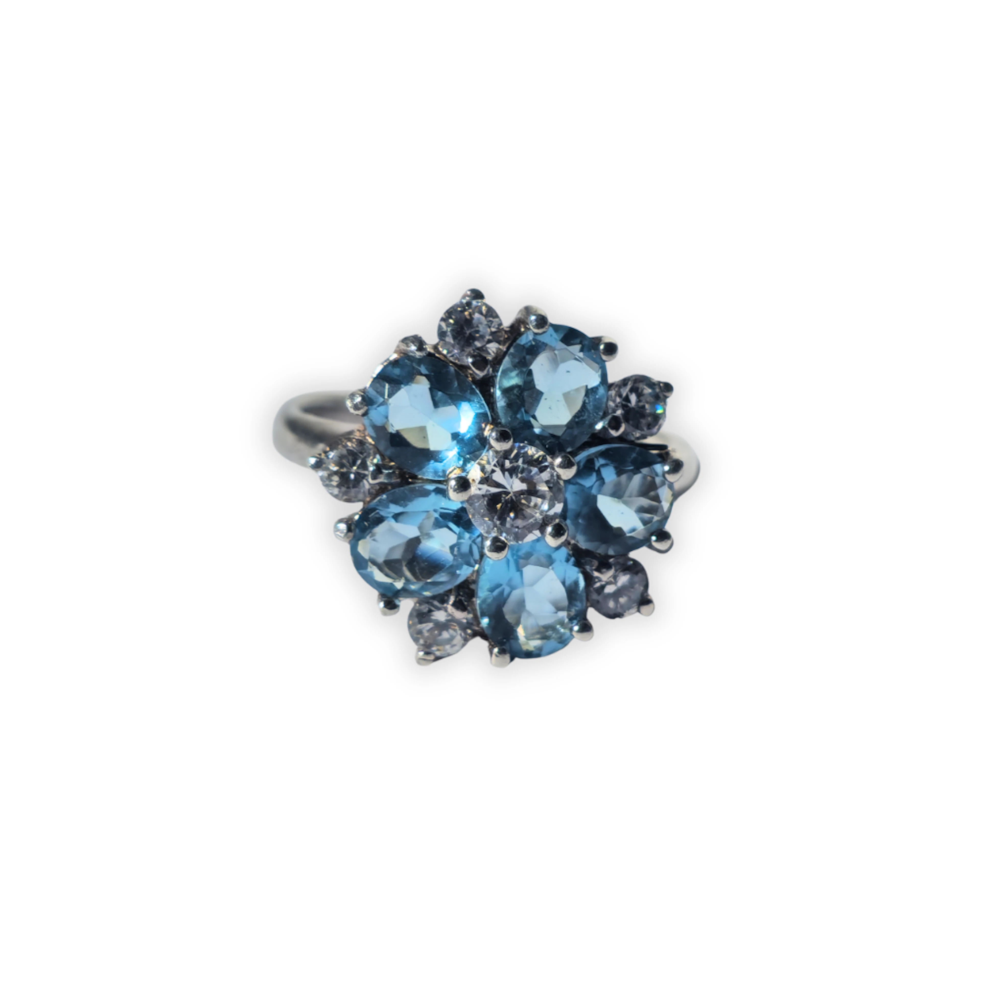 Anillo rosetón en plata con topacio azul y circonitas.