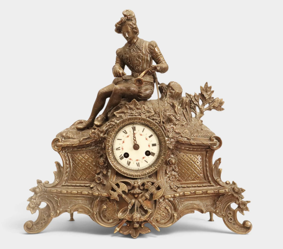 Reloj de sobremesa de estilo "trobadour" en latón dorado, del siglo XX.