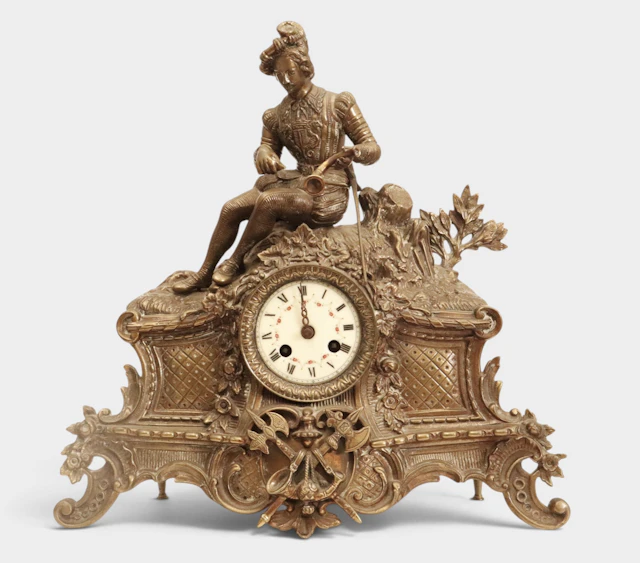 Reloj de sobremesa de estilo "trobadour" en latón dorado, del siglo XX.
