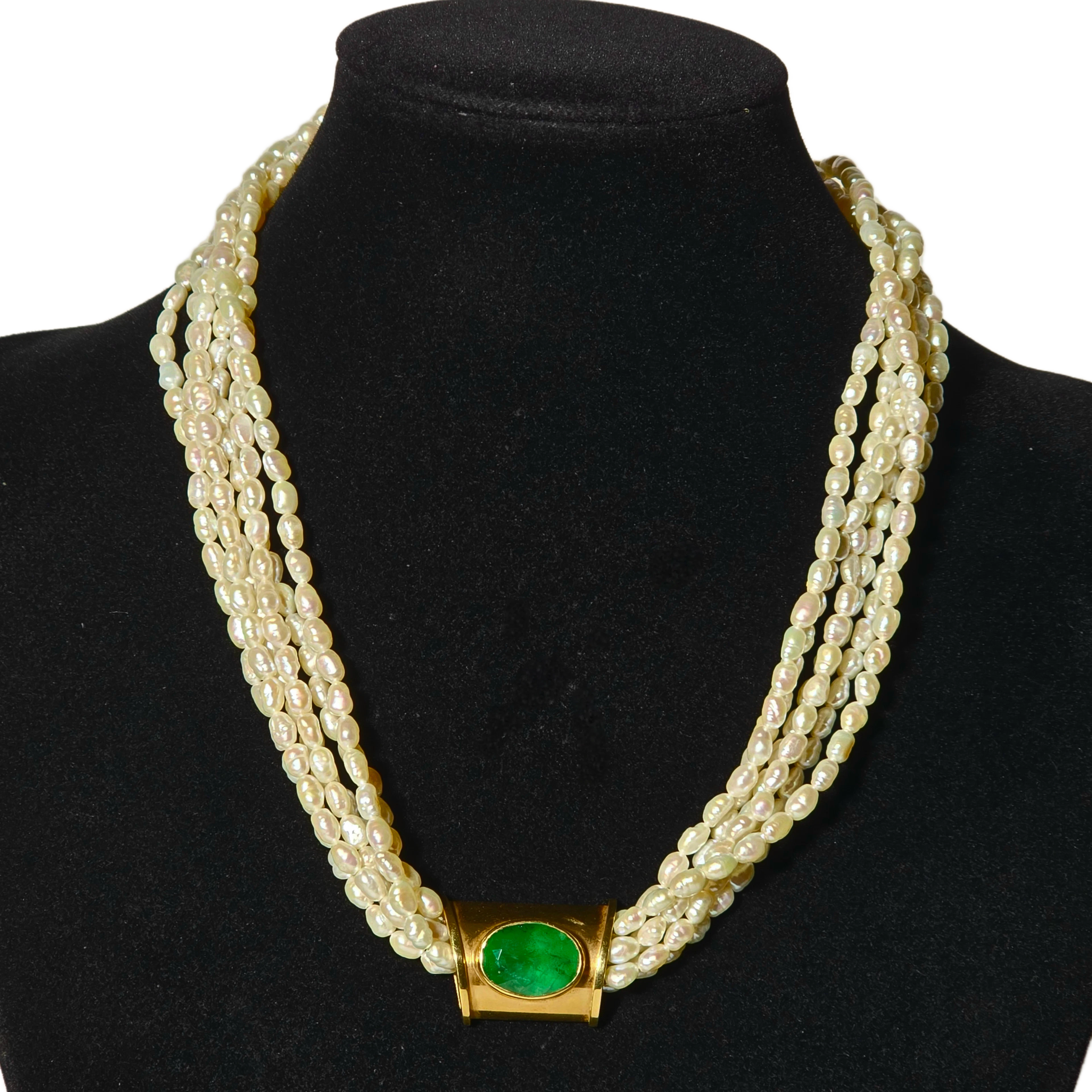 COLLAR CON MÚLTIPLES REVUELTAS DE PERLAS DE RÍO Y GRAN ESMERALDA.