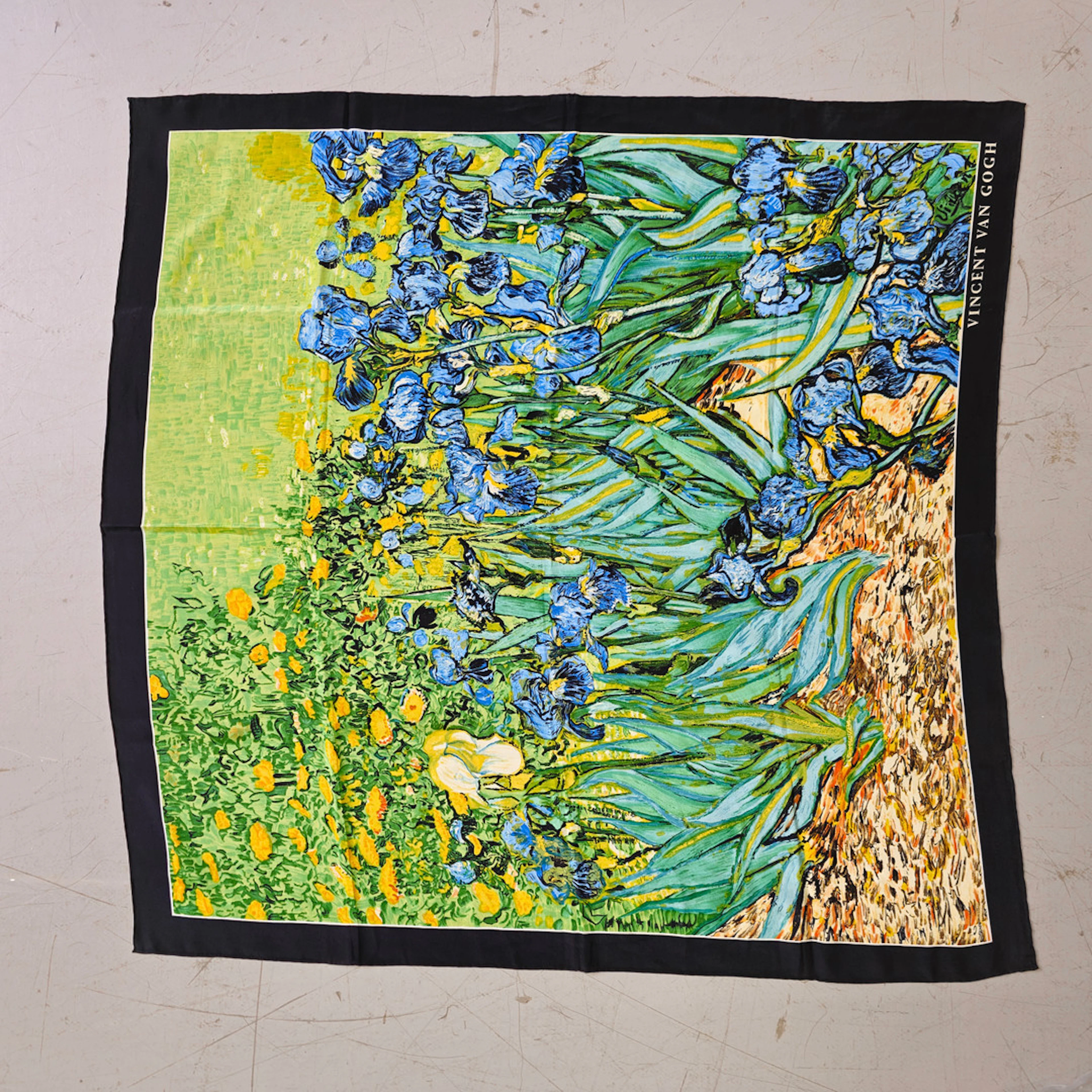 FOULARD CARRE EN SEDA. ESTAMPADO CON LIRIOS DE AGUA DE VAN GOGH.