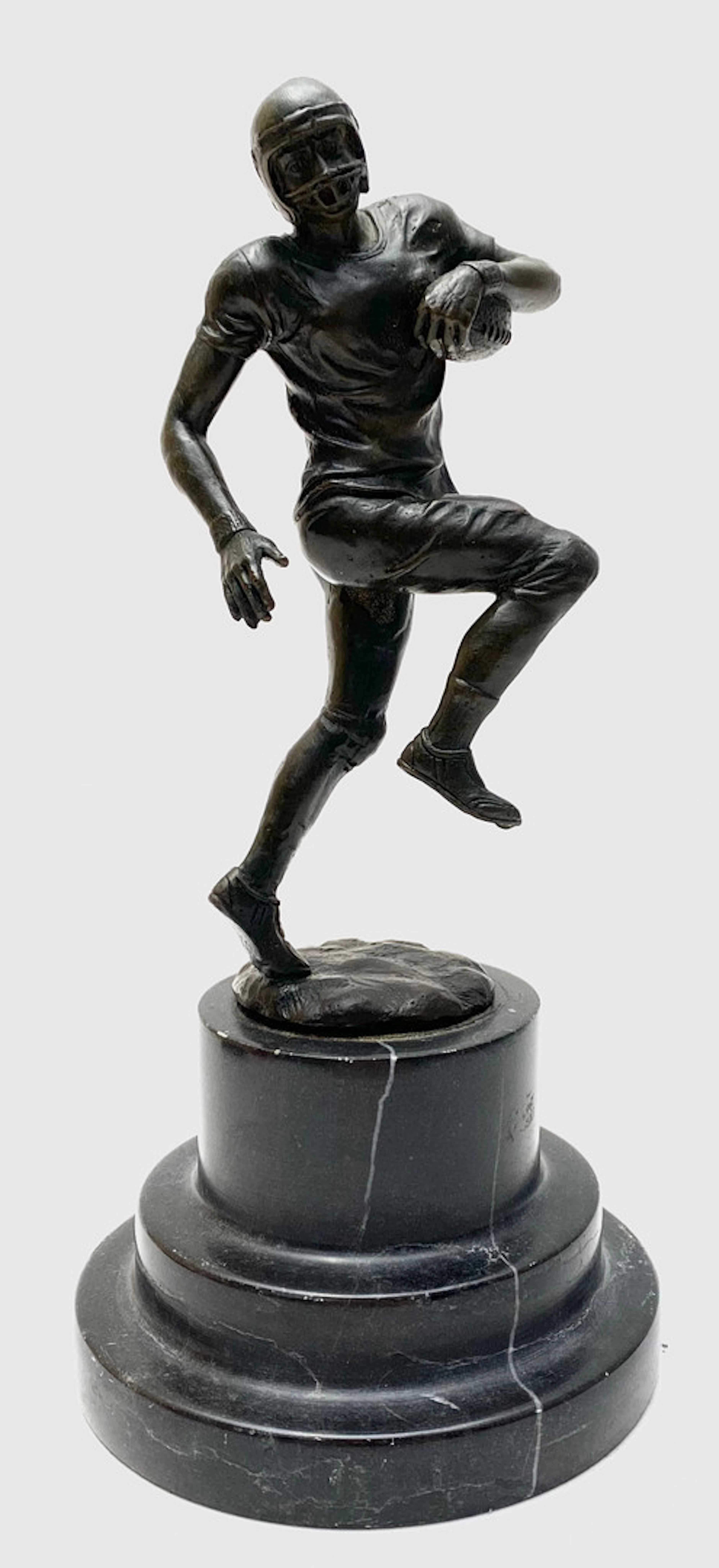 ESCULTURA DE JUGADOR DE RUGBY AMERICANO. BRONCE Y MÁRMOL.