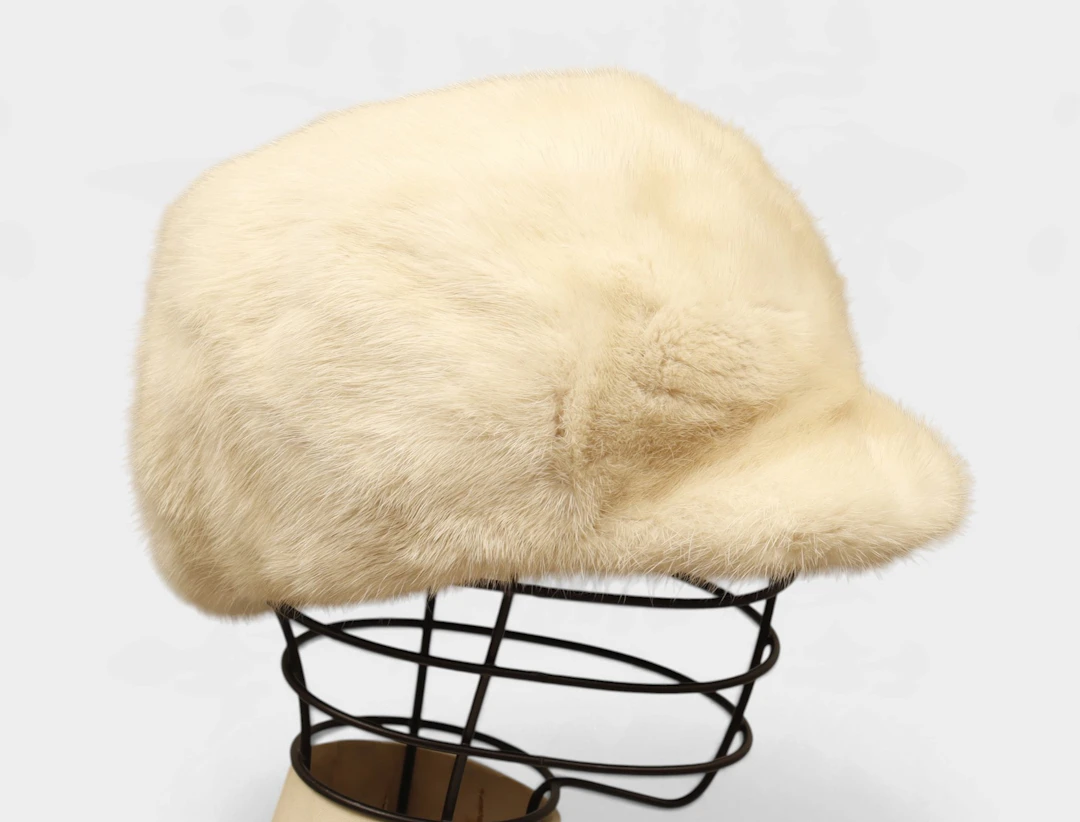Gorra con visera de visón blanco, ajustable.