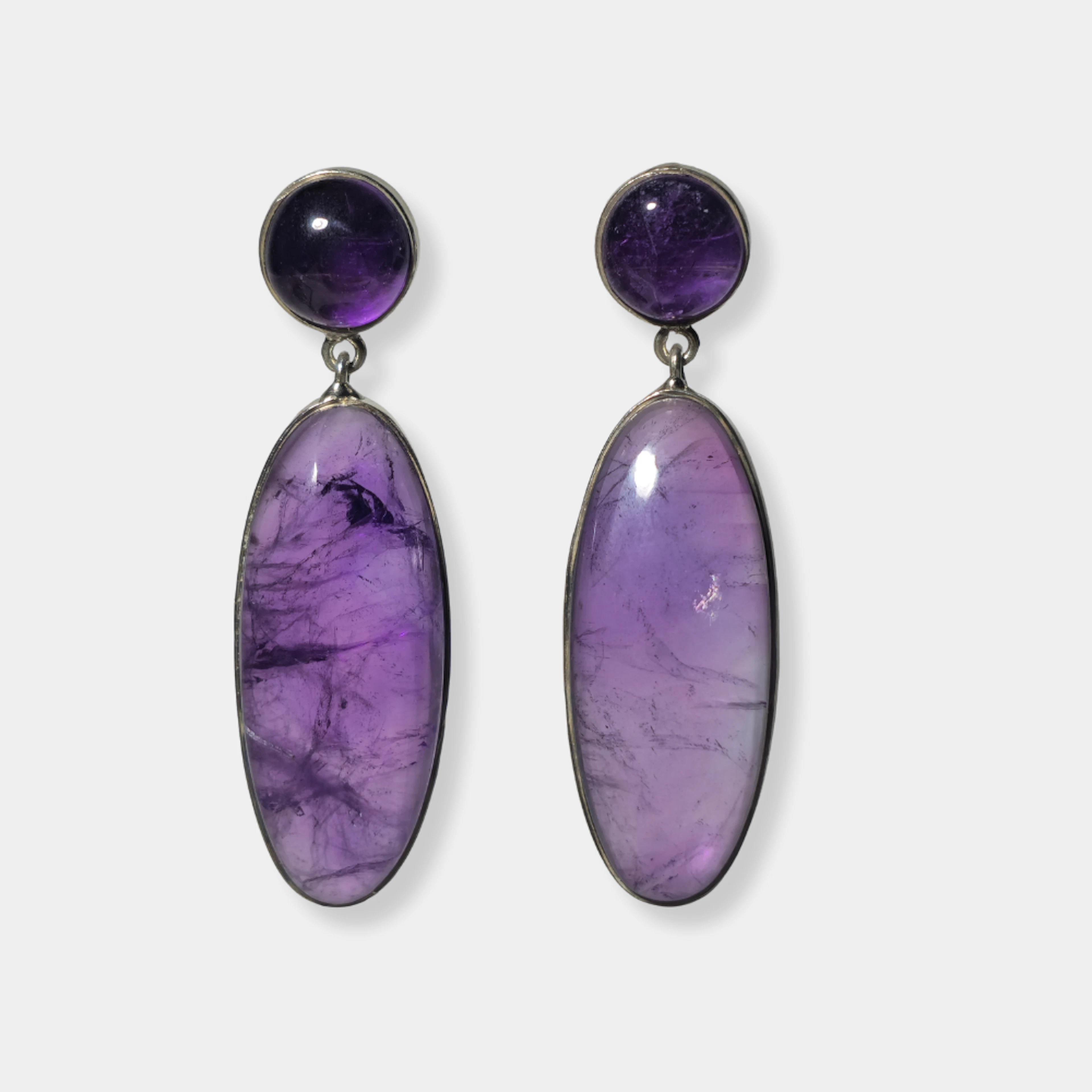 PENDIENTES EN PLATA CON AMATISTA EN CABUJÓN.