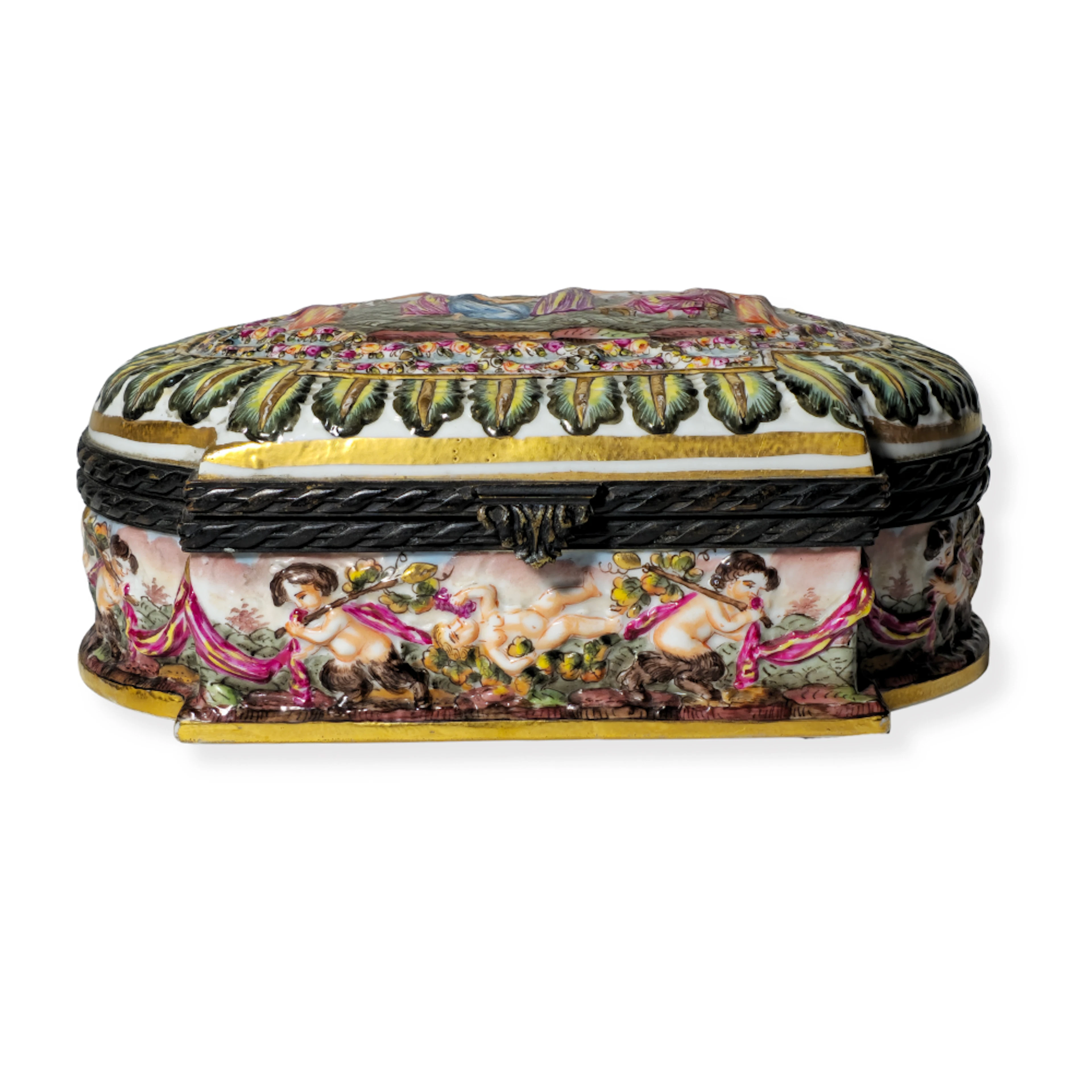 CAJA JOYERO DE PORCELANA ESMALTADA CAPODIMONTE. HERRAJES EN BRONCE.