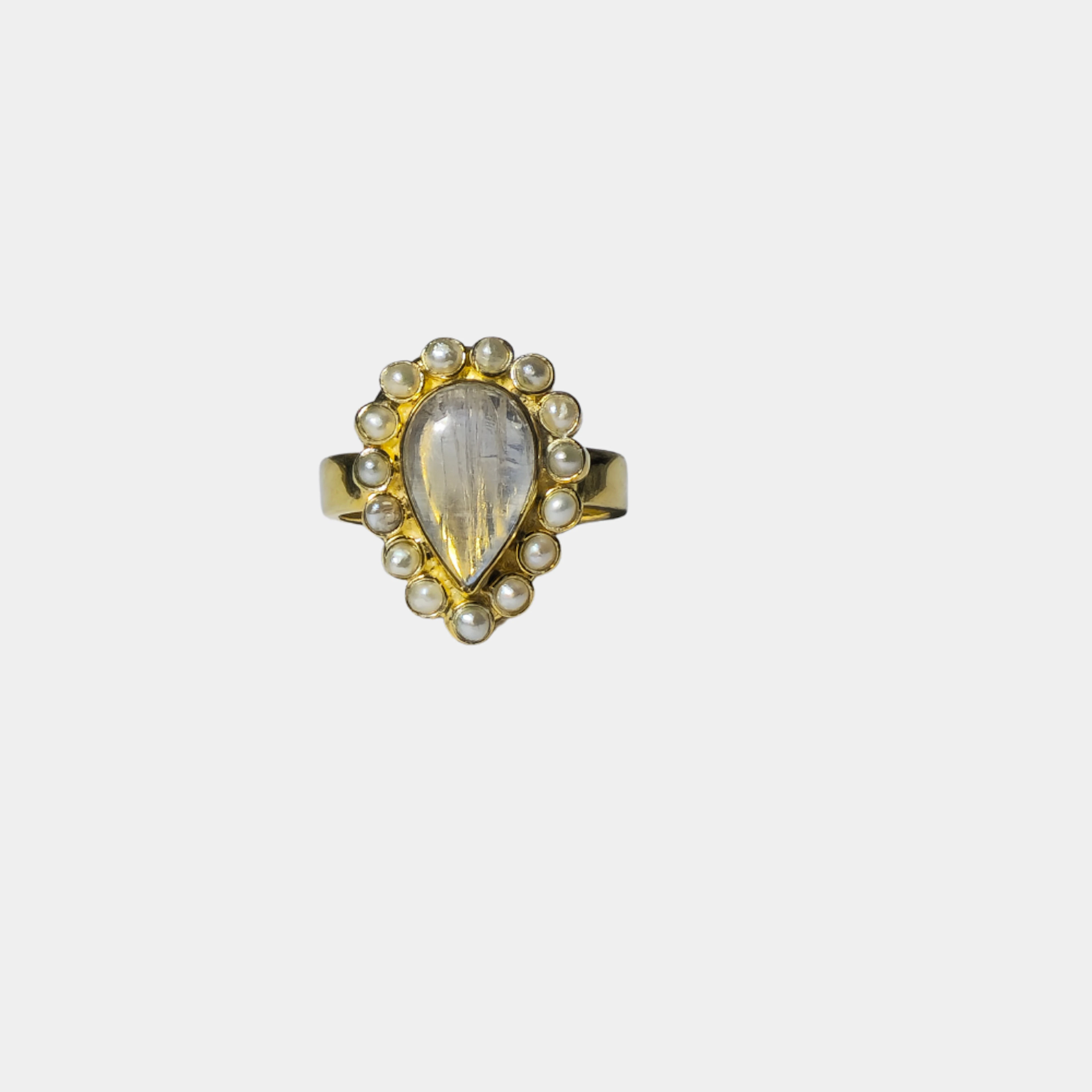ANILLO EN PLATA CON BAÑO DE ORO, PIEDRA LUNA Y PERLAS.