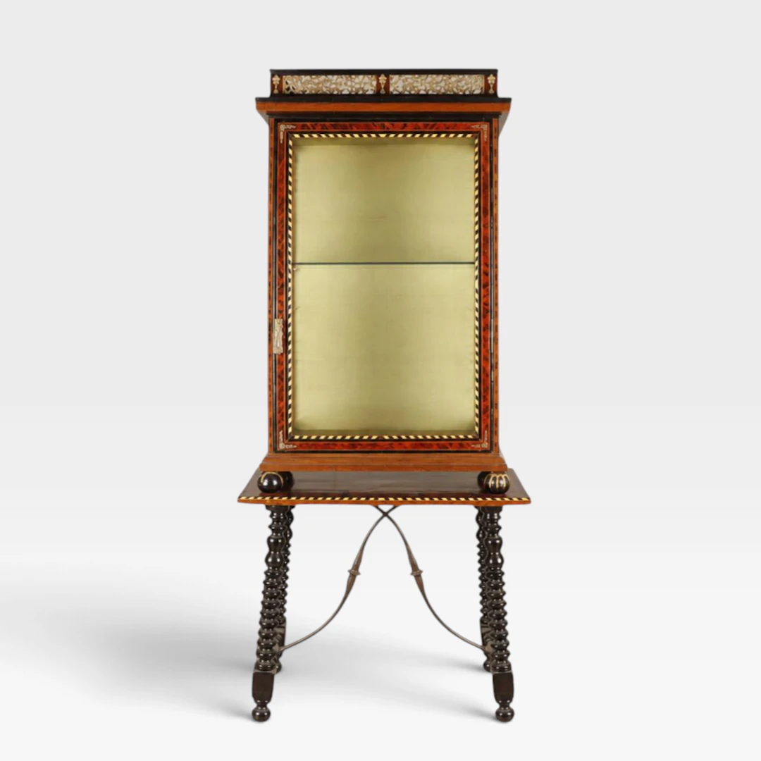 Escaparate sobre bufete de estilo Carlos II en madera de nogal parcialmente