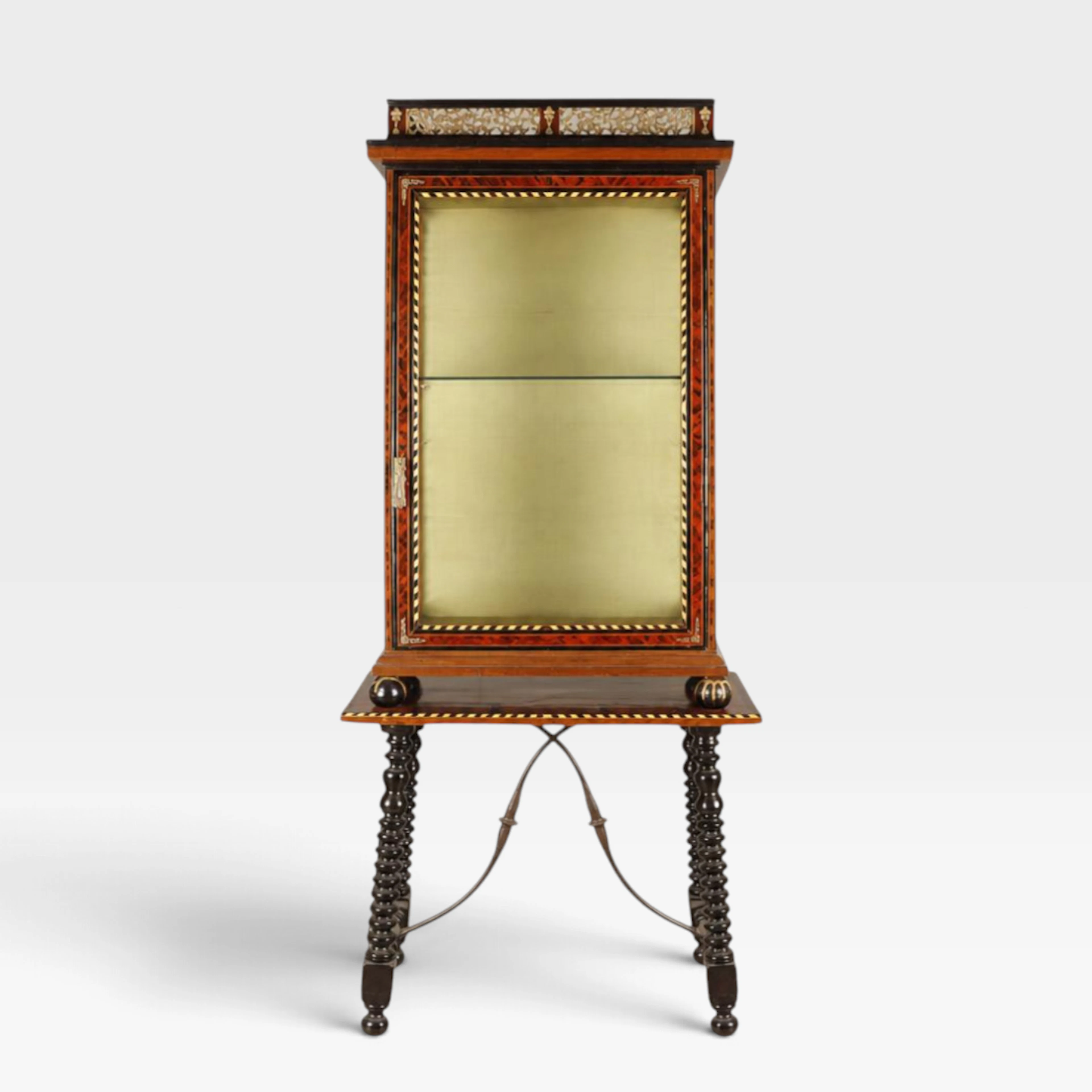 Escaparate sobre bufete de estilo Carlos II en madera de nogal parcialmente