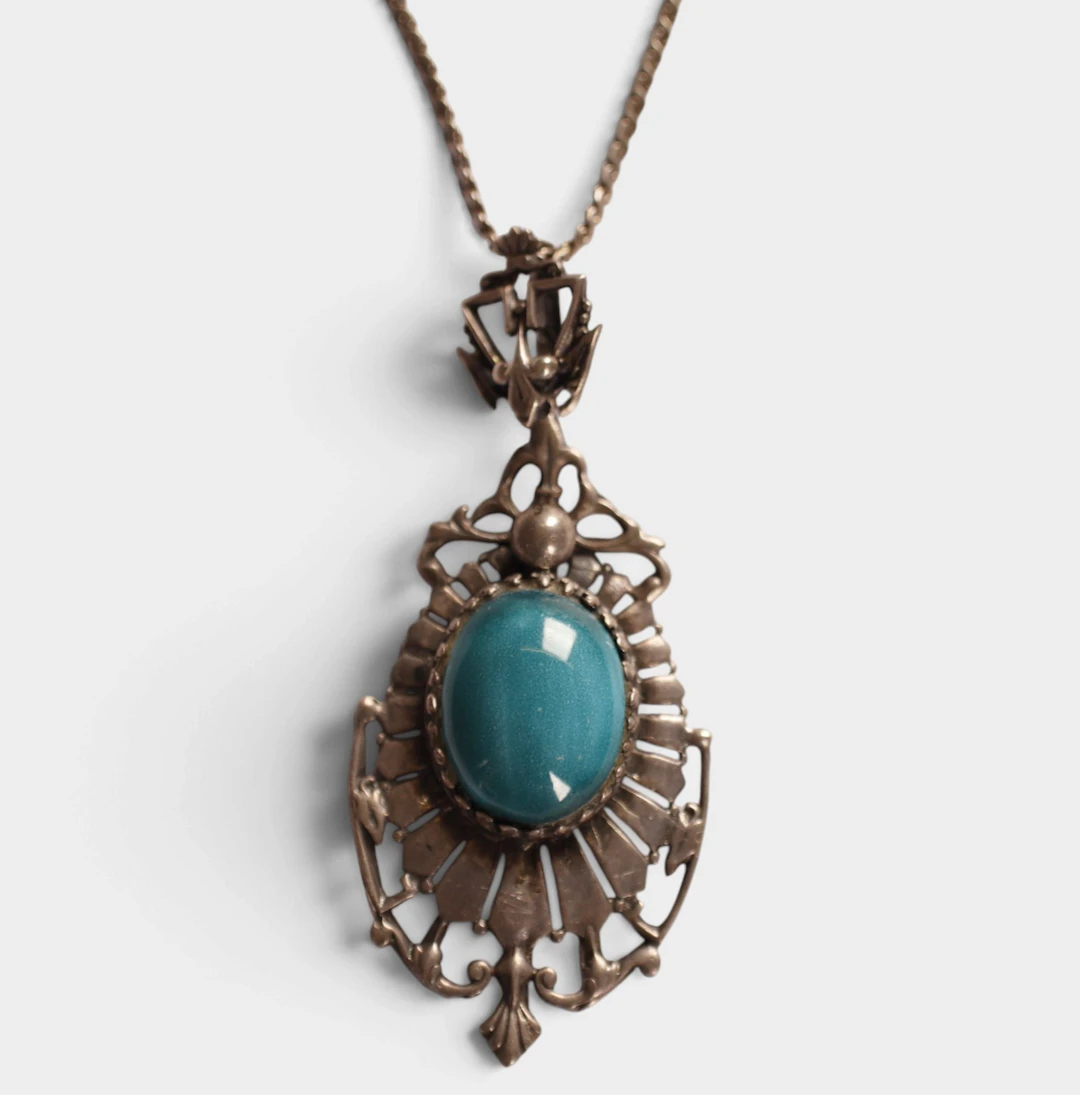 Cadena y colgante en plata con piedra azul.