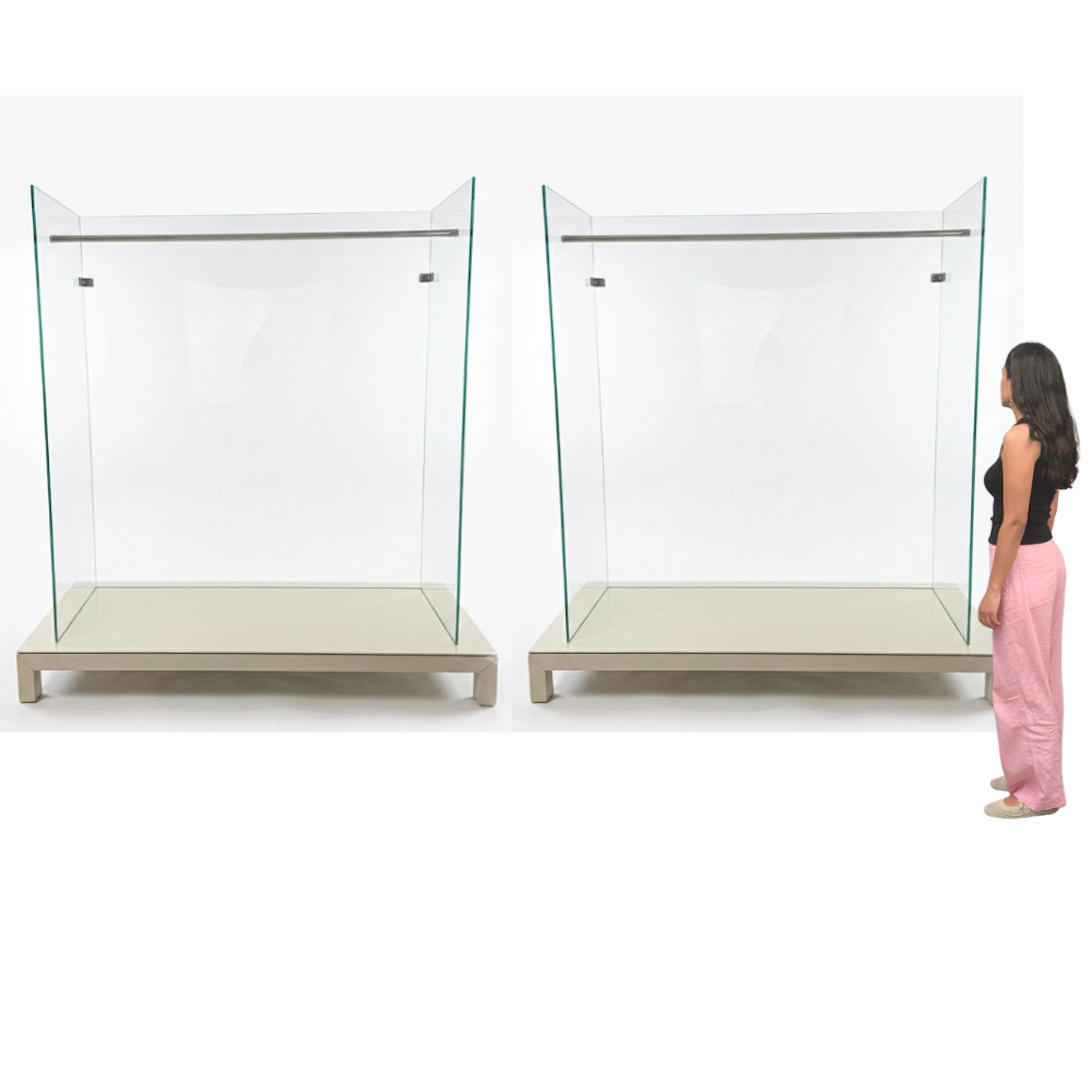 Pareja de burras para ropa en madera y cristal de diseño contemporaneo.