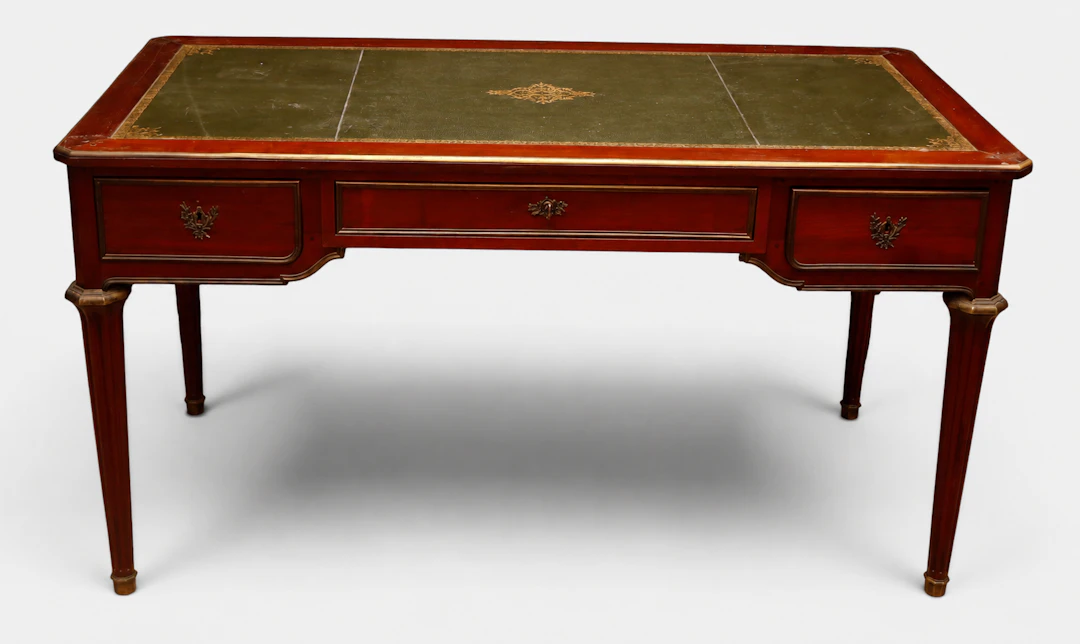 Mesa de despacho de estilo Luis XVI en caoba, del siglo XX.