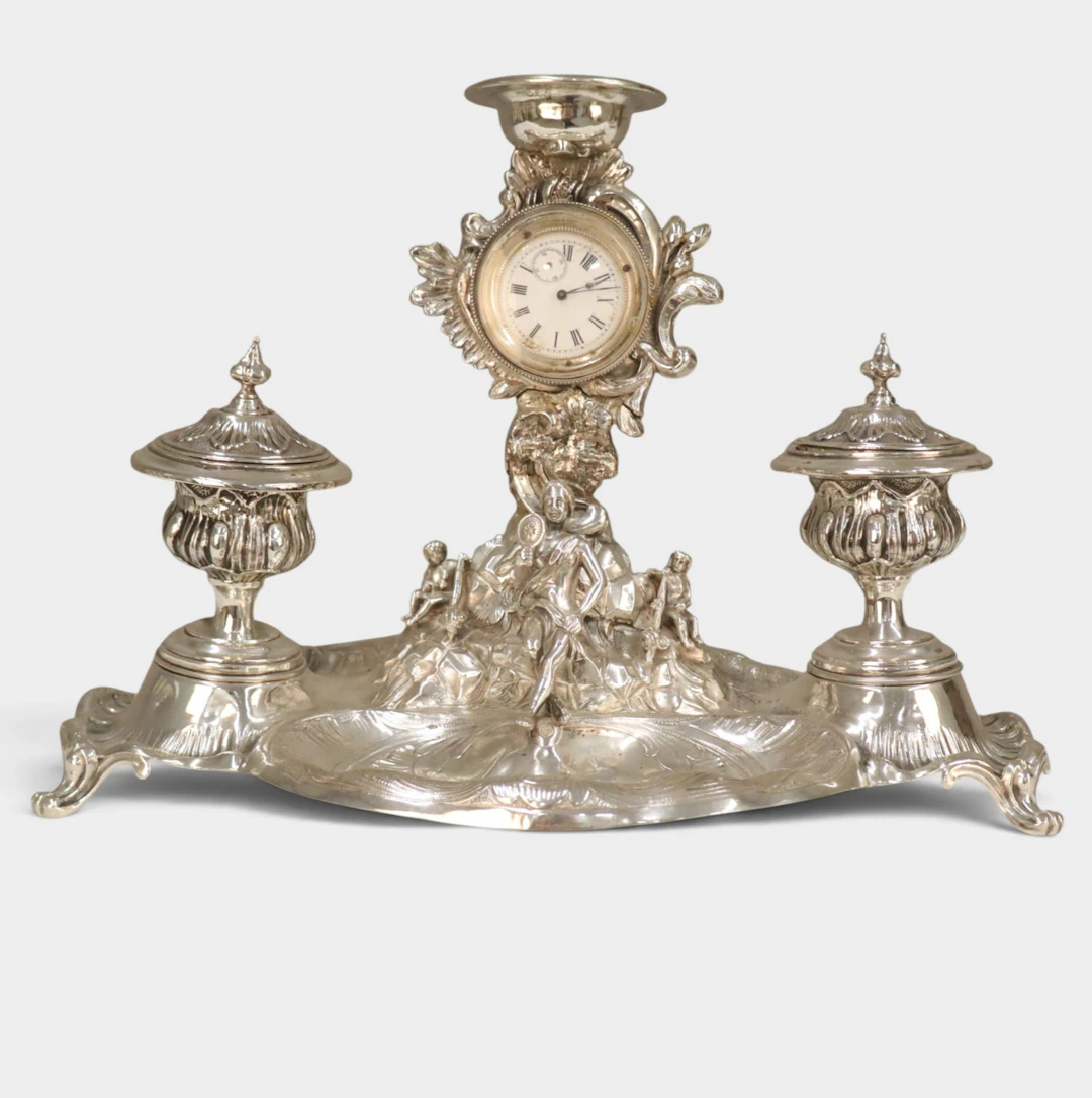 Escribanía con reloj en plata repujada. Estilo historicista. Principios