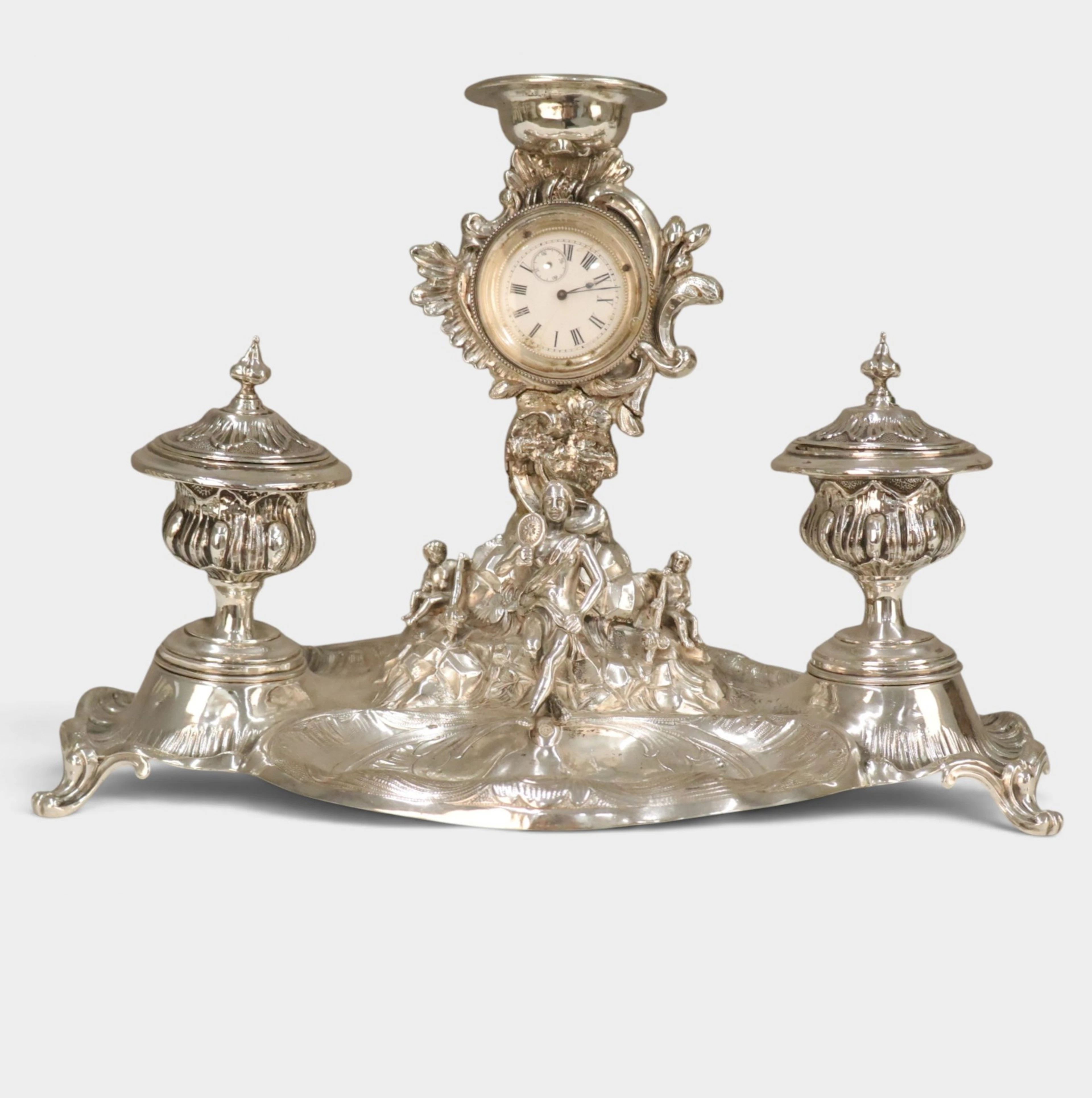 Escribanía con reloj en plata repujada. Estilo historicista. Principios
