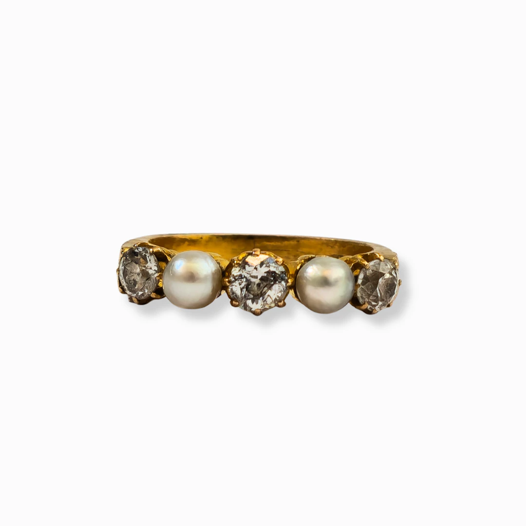 Cinquillo en oro 18 K alternando diamantes y perlas cultivadas.