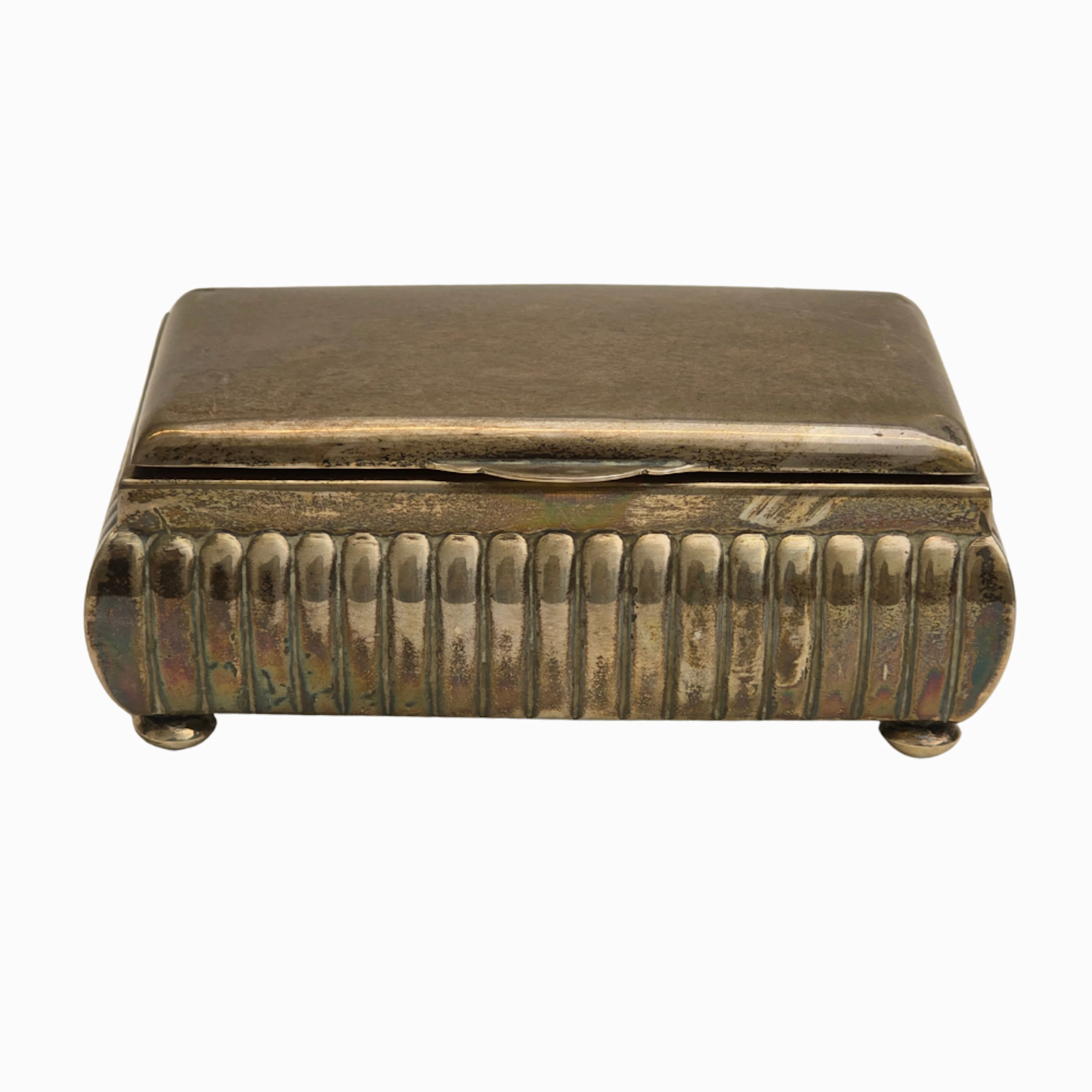 Caja joyero en plata gallonada e interior de terciopelo.