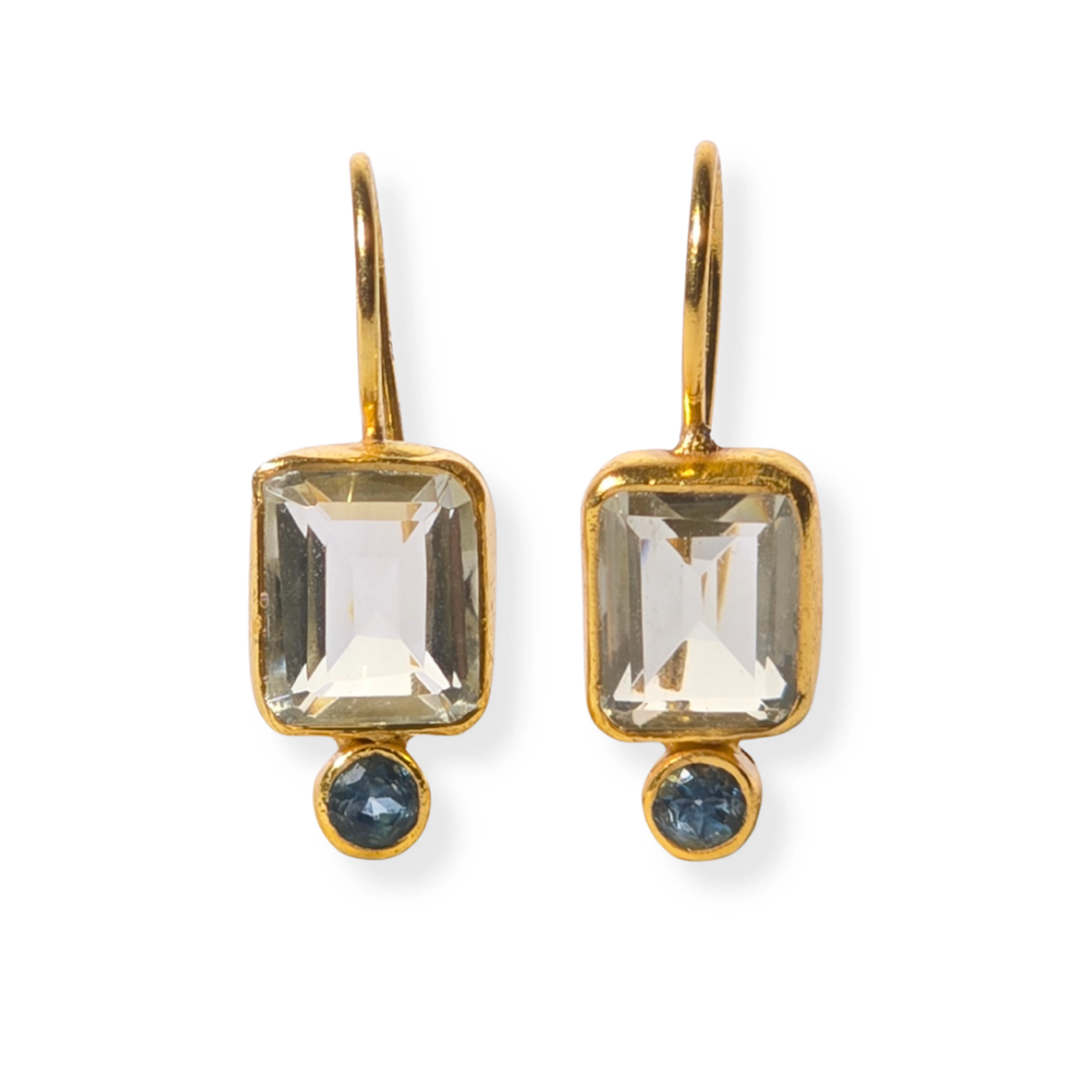 PENDIENTES EN PLATA BAÑADOS EN ORO CON PRASIOLITA Y TOPACIO AZUL.