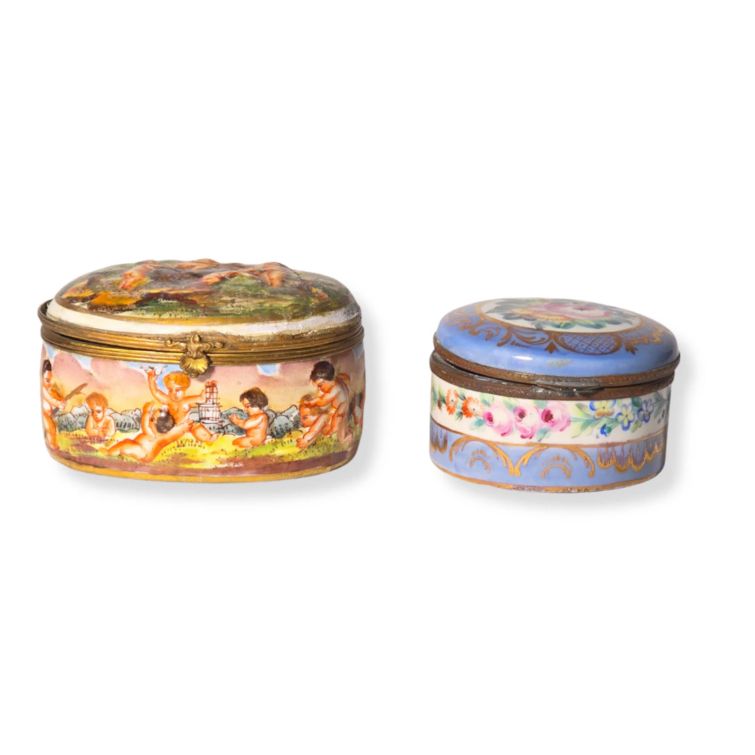 PAR DE CAJAS JOYEROS EN PORCELANA EN RELIEVE Y POLICROMADA A MANO.