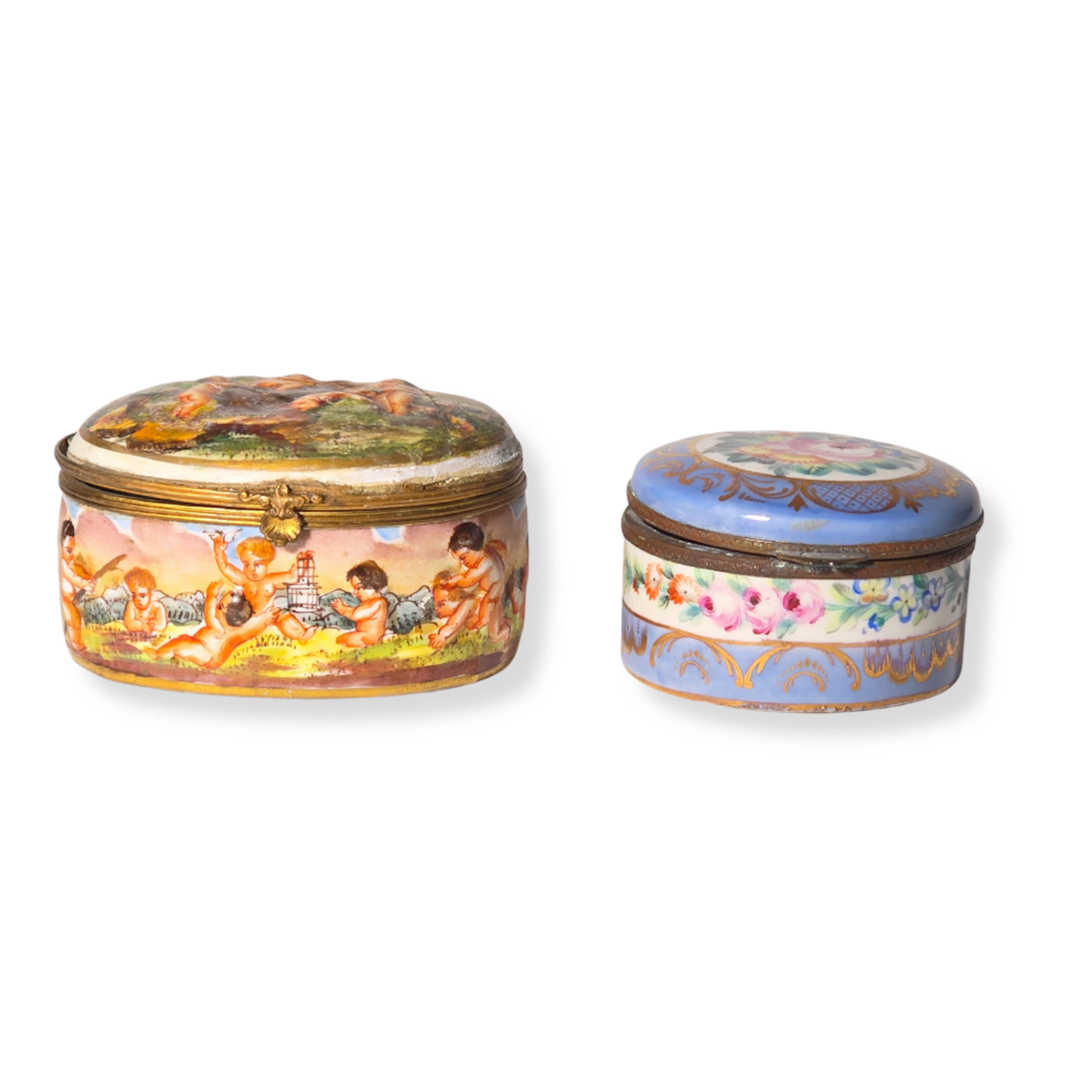 PAR DE CAJAS JOYEROS EN PORCELANA EN RELIEVE Y POLICROMADA A MANO.