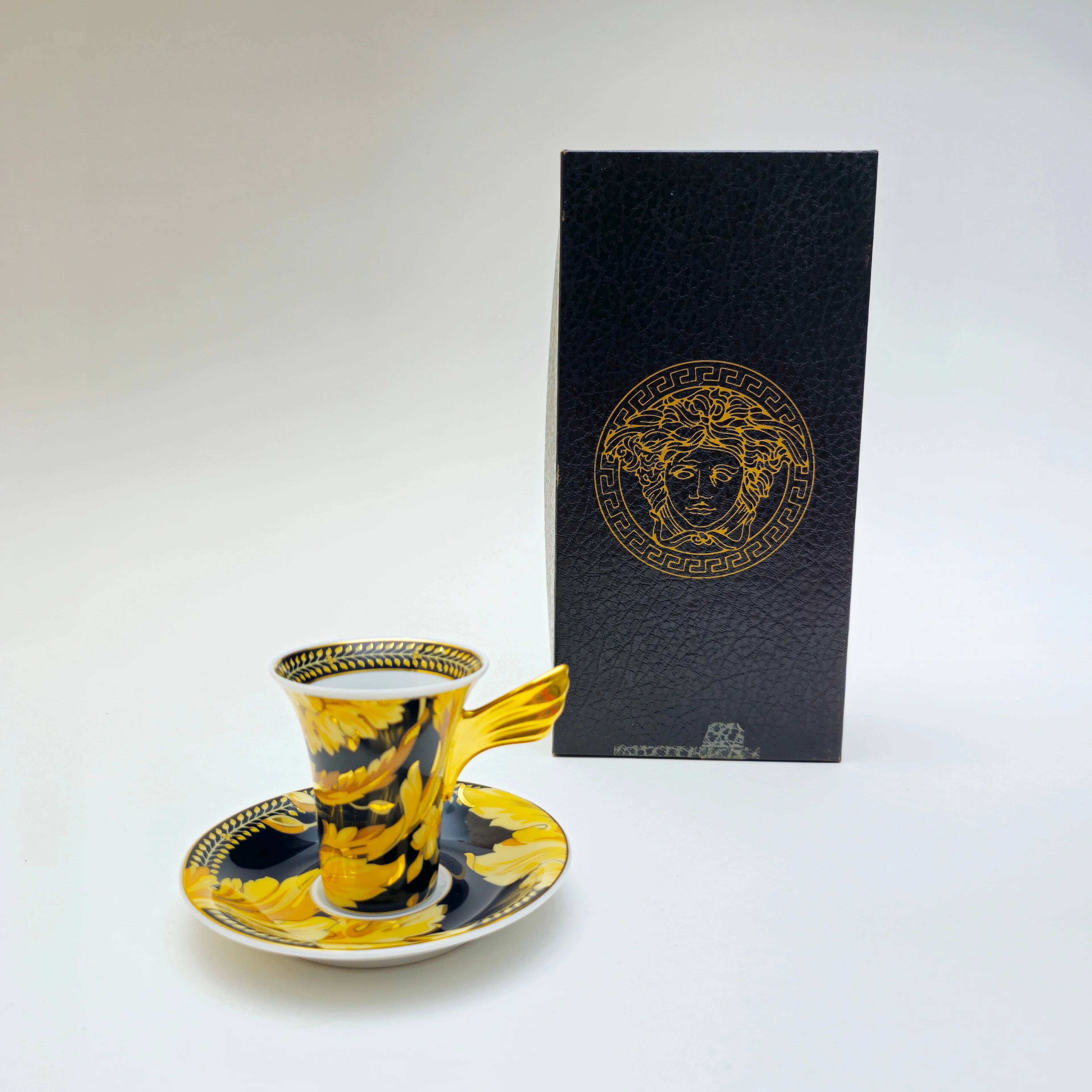VERSACE ROSENTHAL. TAZA Y PLATITO. VANITY. RIBETEADA EN ORO.