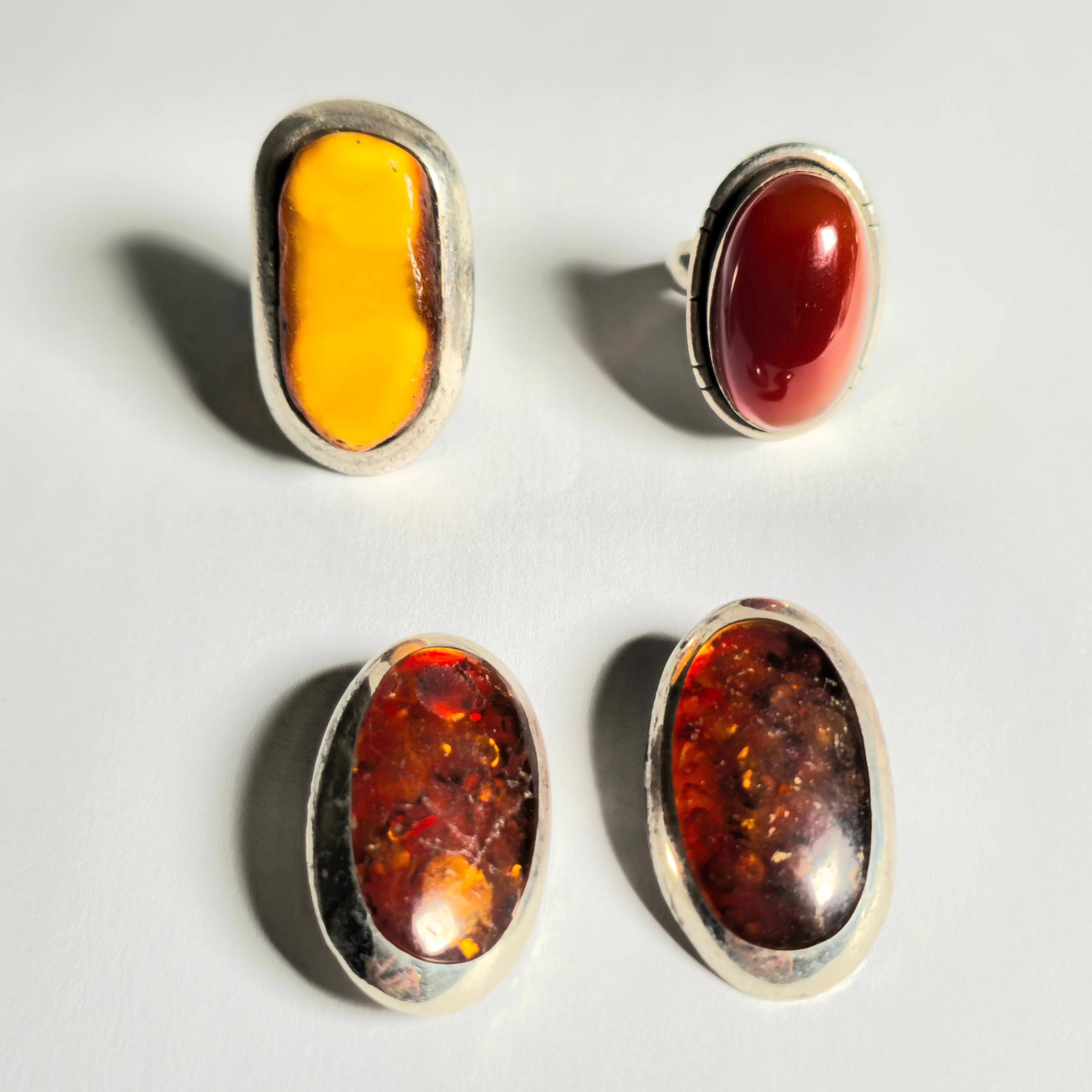 DOS ANILLOS Y PENDIENTES EN PLATA Y ÁMBAR CABUJÓN.AÑOS 80.