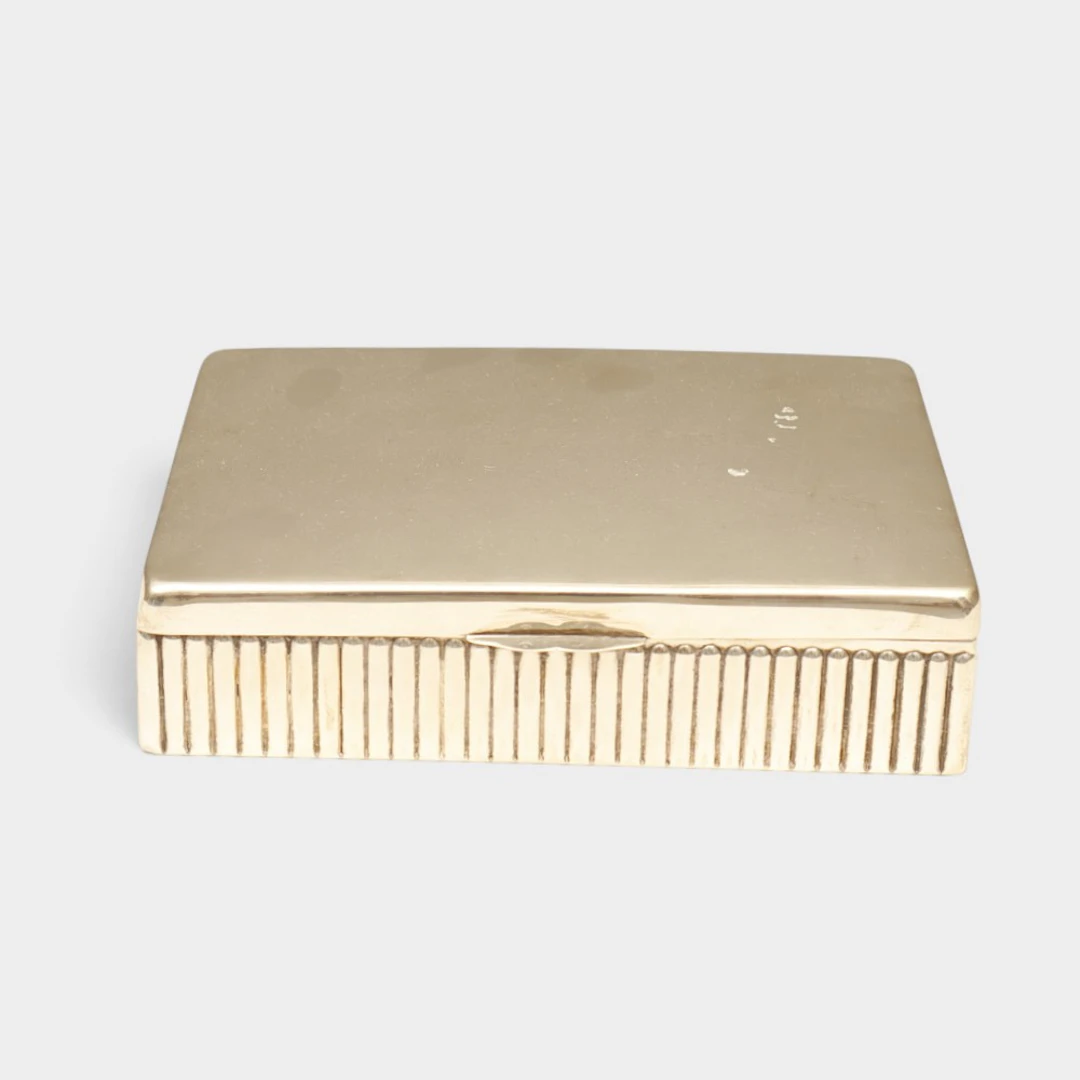 Caja tabaquera en plata punzonada.